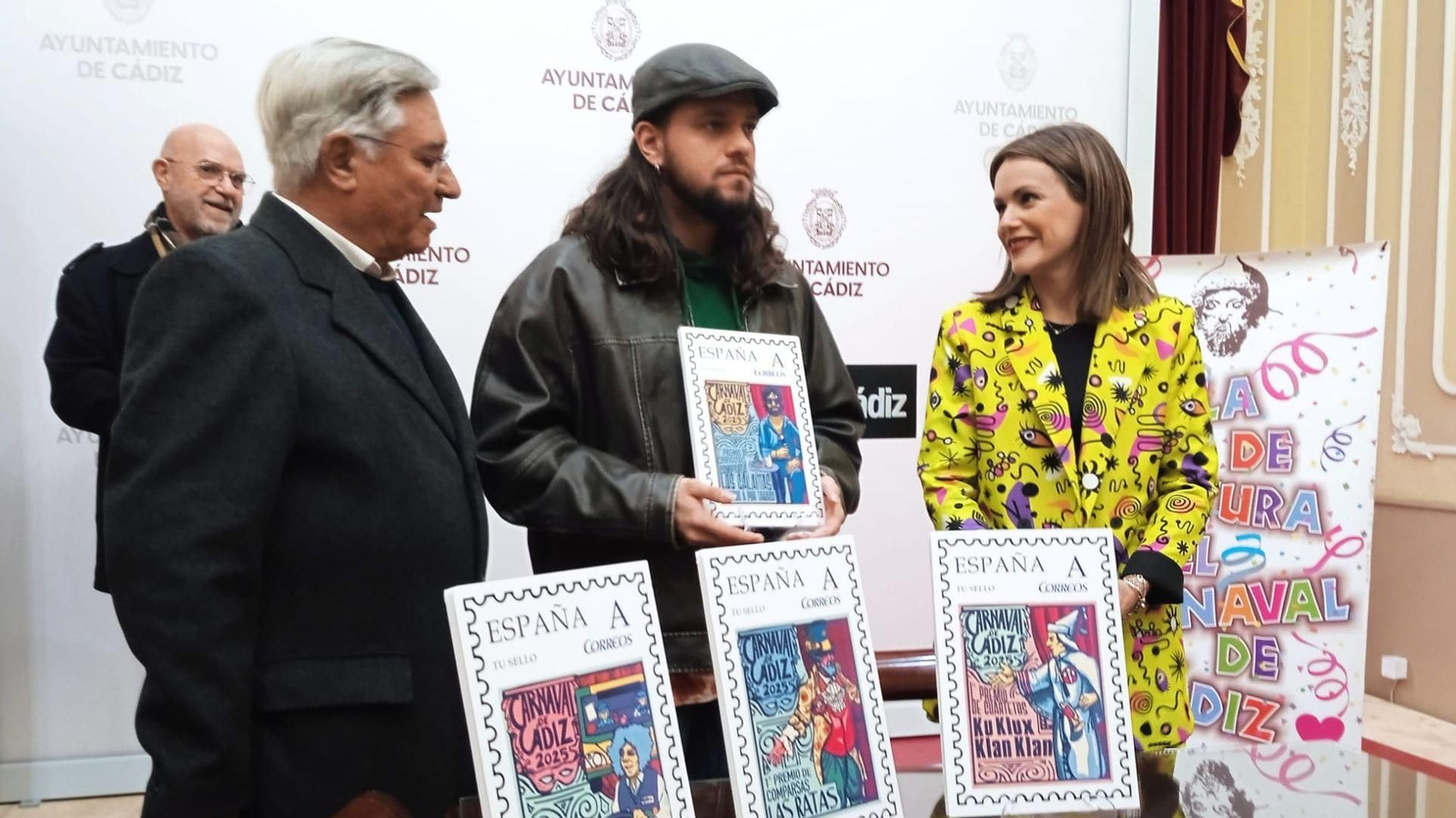 Alex 'Peluca', autor de 'Los calaítas', recoge el sello en presencia de Beatriz Gandullo y Antonio Montiel.