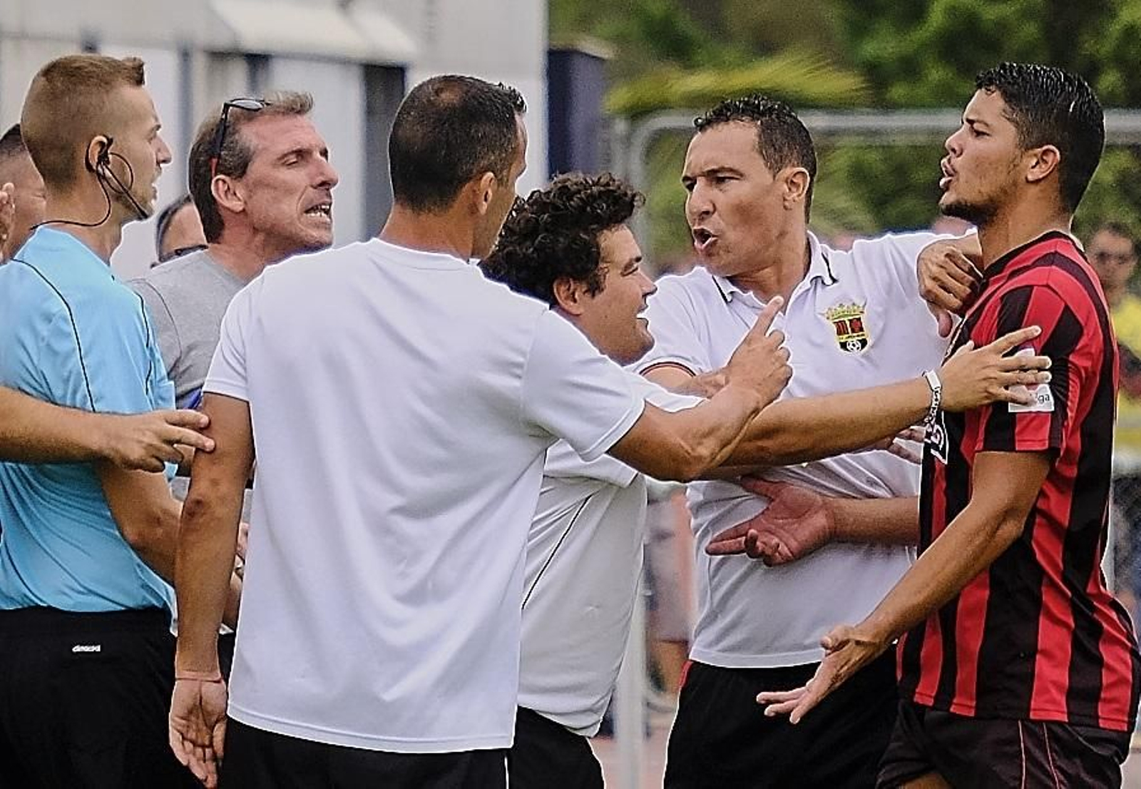 Óscar Arias (i), muy alterado cuando se encaró con los rivales.