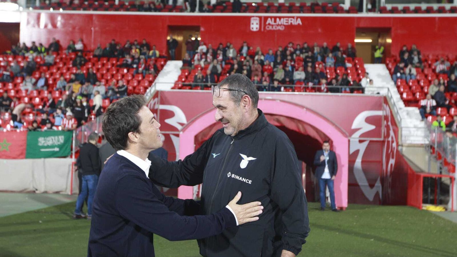 Rubi se saluda con el técnico italiano, Sarri, antes de arrancar el encuentro