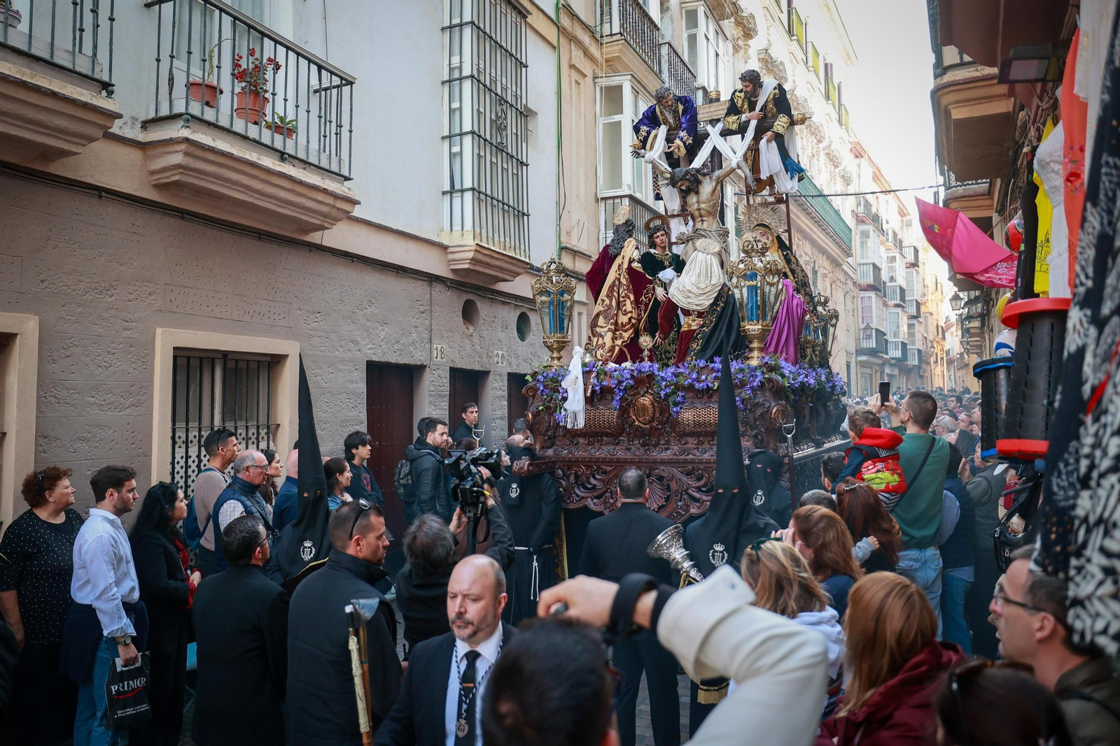 Imágenes de la salida de Descendimiento en la Semana Santa de Cádiz 2025