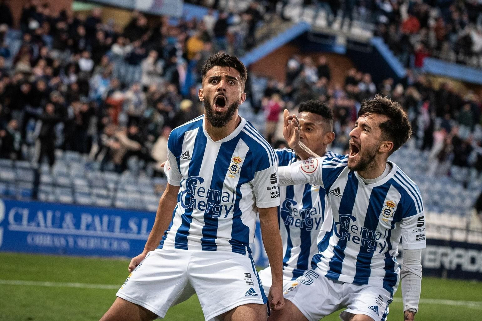 Manu Galán celebra su gol frente al San Roque de Lepe.