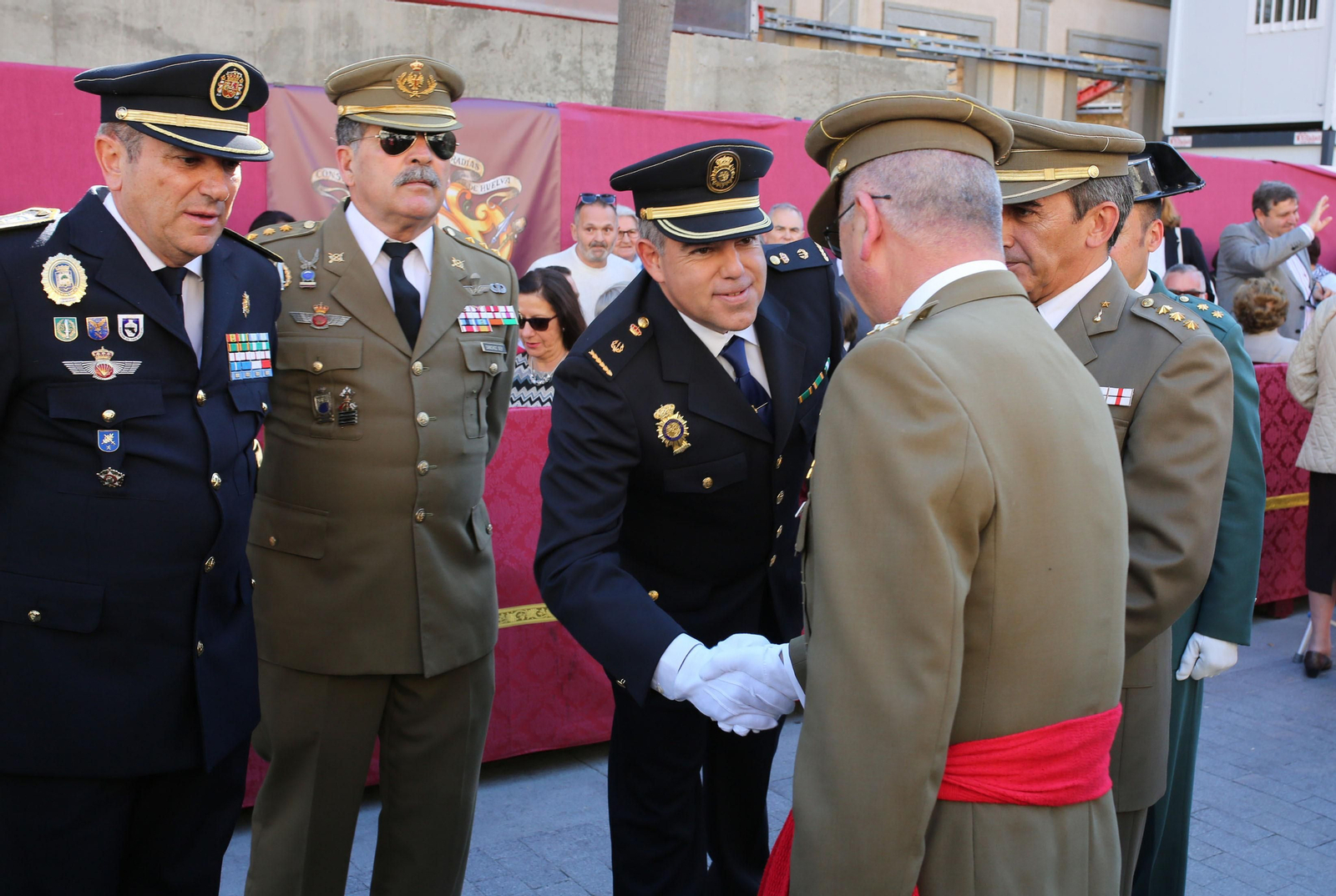 Ambiente  para recibir a la Legión en las calles de Huelva