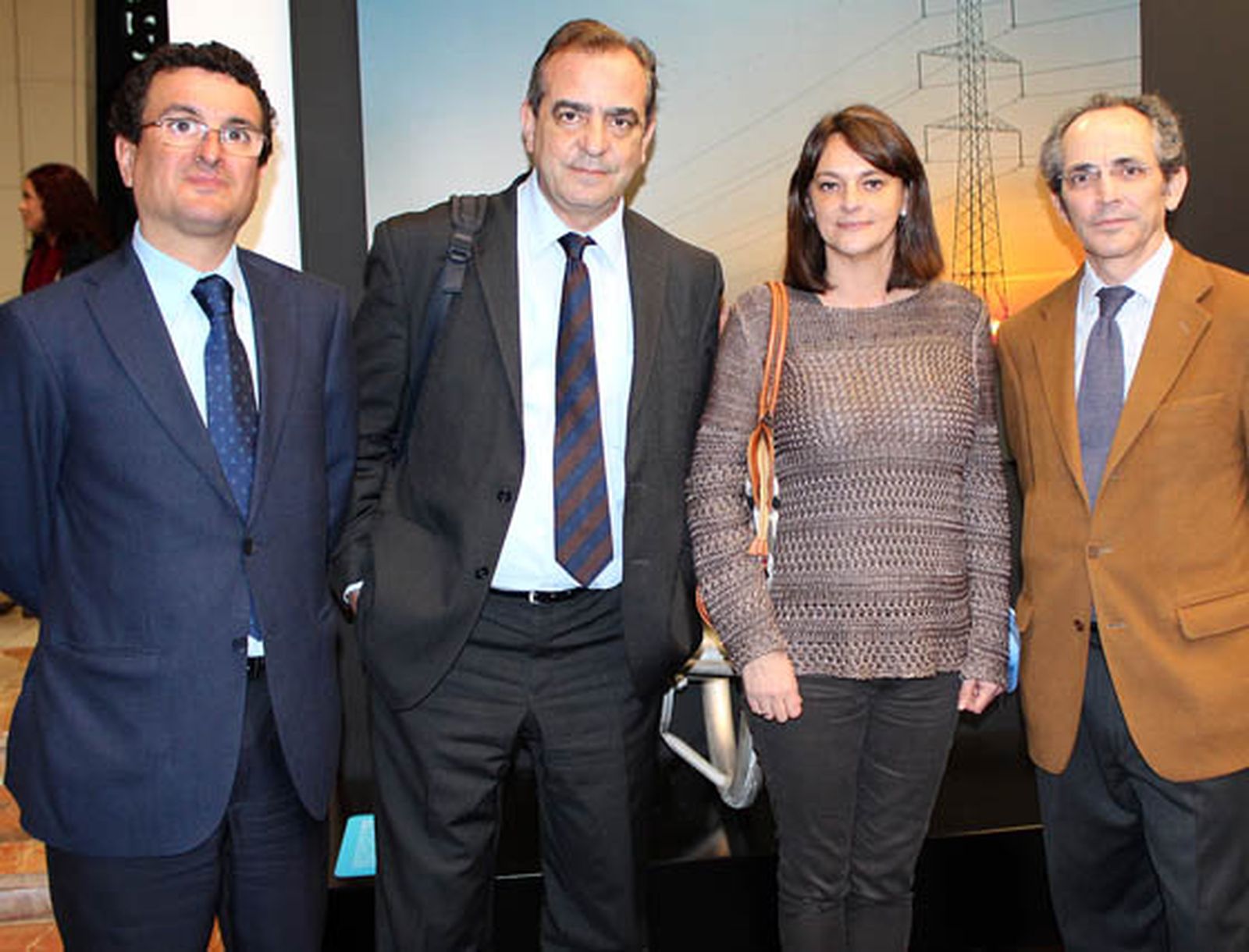 Pablo Relimpio (jefe de Demarcación Bética), Antonio Prada (director corporativo de Comunicación y Responsabilidad Corporativa), Beatriz de Munck (jefa de Prensa) y Rafael de Heredia, uno de los responsables del montaje de la muestra ‘Una autopista detrás del enchufe’, todos de Red Eléctrica de España, coorganizadora de la exposición.

Foto: Victoria Ramírez