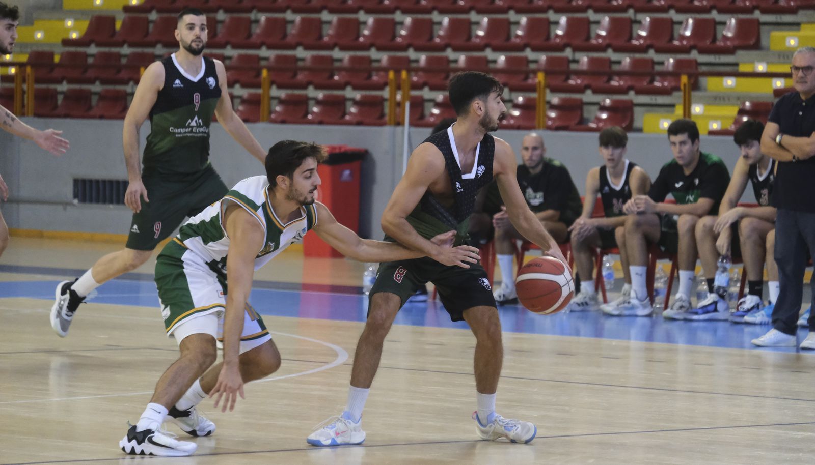 Lance del partido de la Copa Diputación entre Coto Córdoba y UCB.