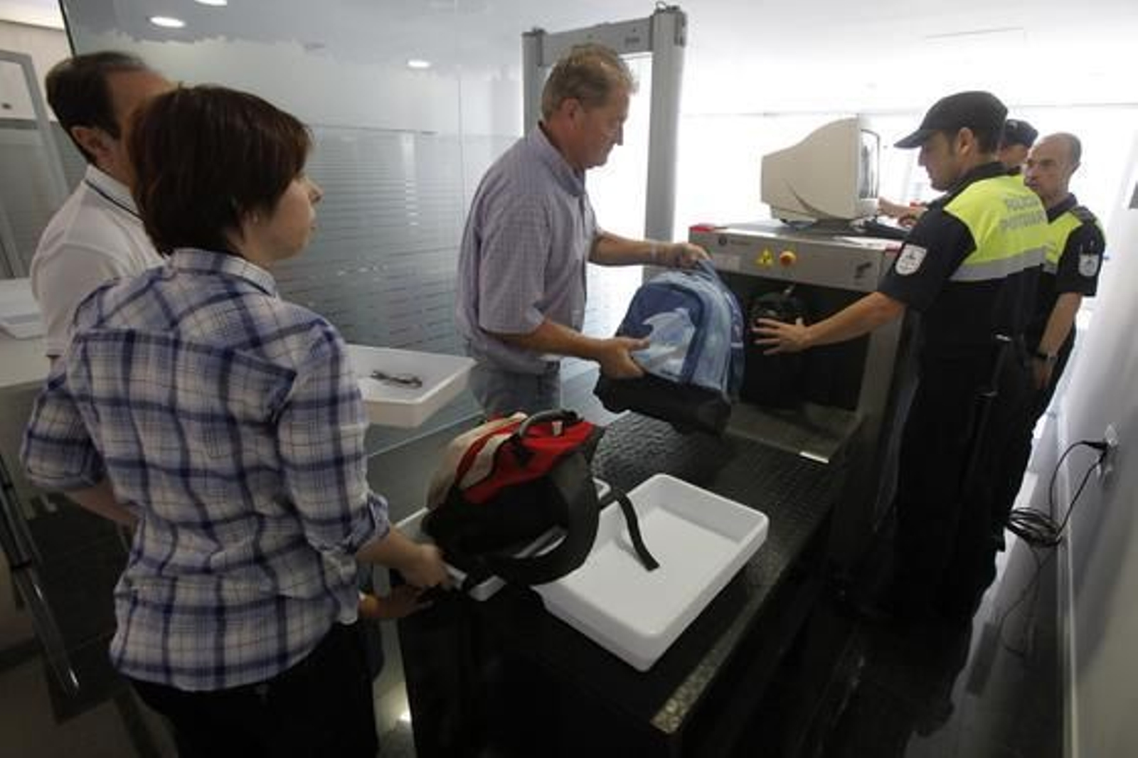 El muelle de Cádiz se estrena como puerto base e inaugura su nueva terminal de pasajeros con la salida del ´Grand Voyager´. 

Foto: Jesus Marin