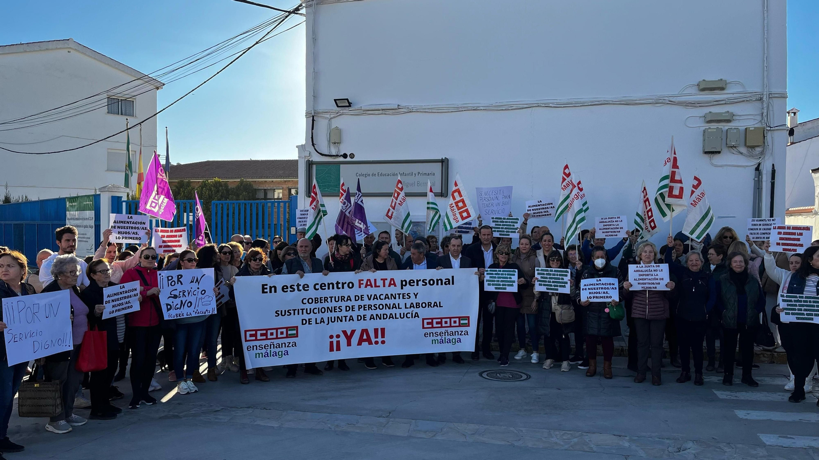 Concentración a las puertas del colegio público de Villanueva de Algaidas. Concentración a las puertas del colegio público de Villanueva de Algaidas.
