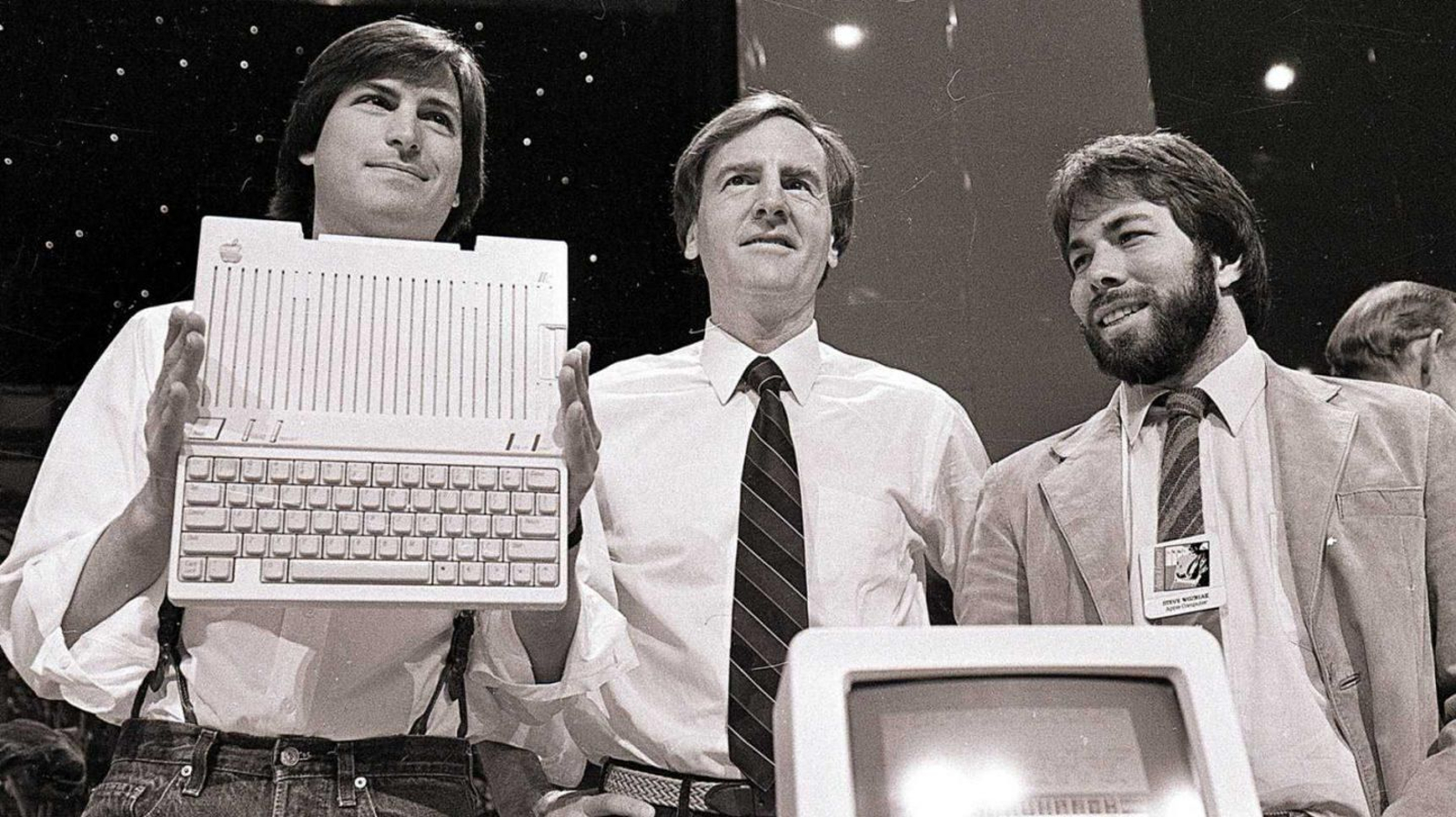 John Sculley en una de las presentaciones de Apple con Jobs y Wozniak.