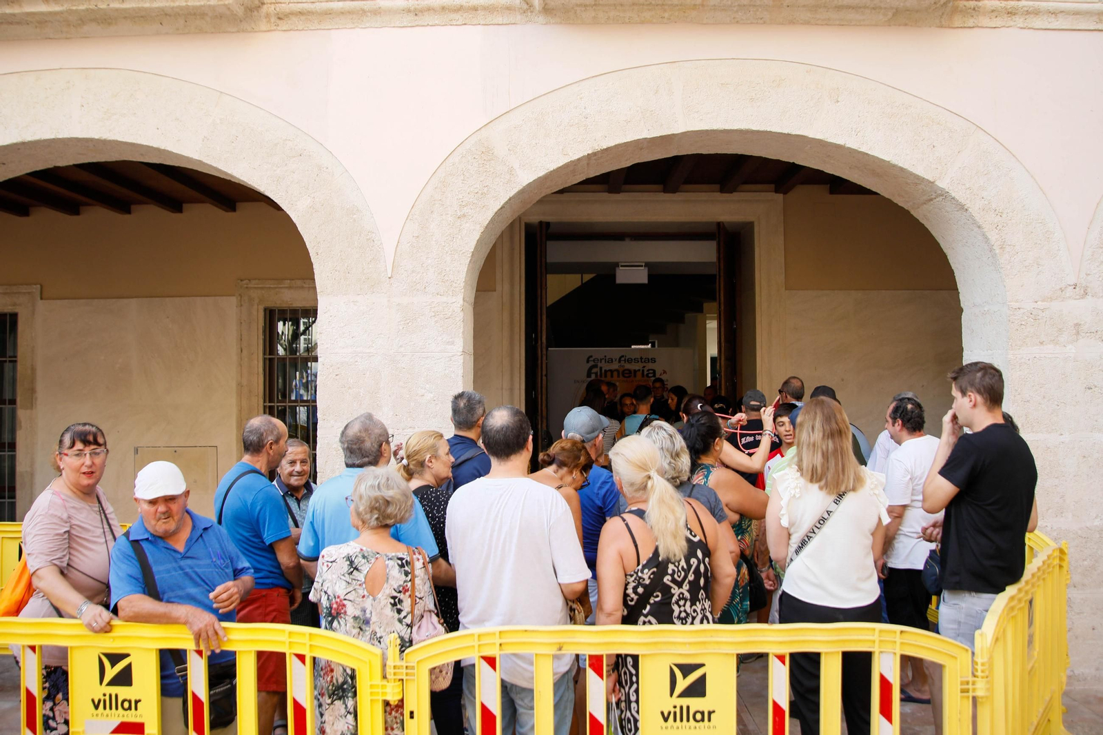 Las imágenes del reparto de abanicos en la Plaza de la Constitución en Almería