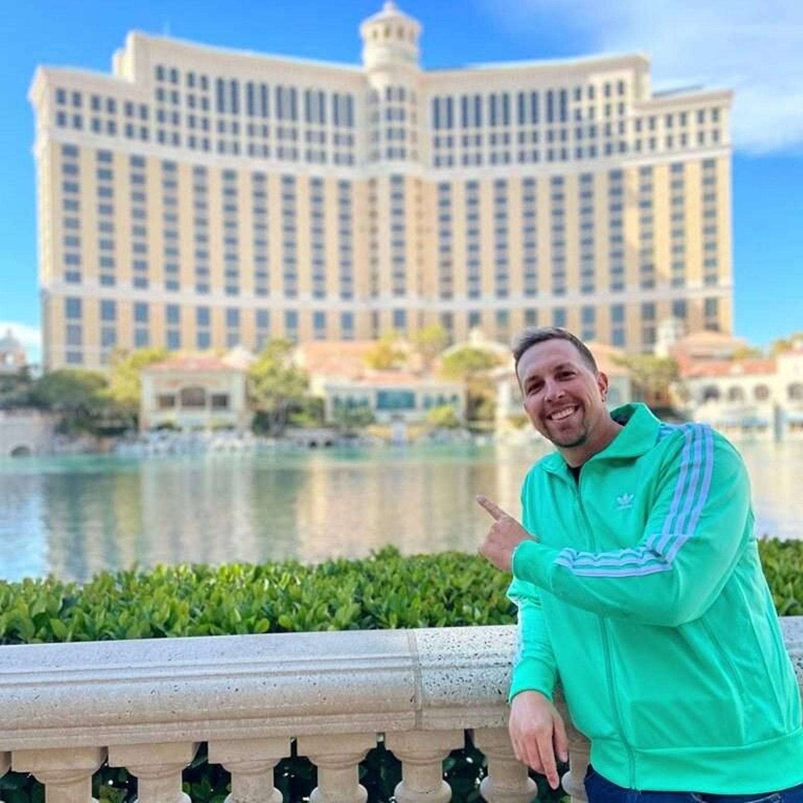 Cristian Corbacho, vecino de Cuartillos, señalando Hotel Bellagio de Las Vegas.