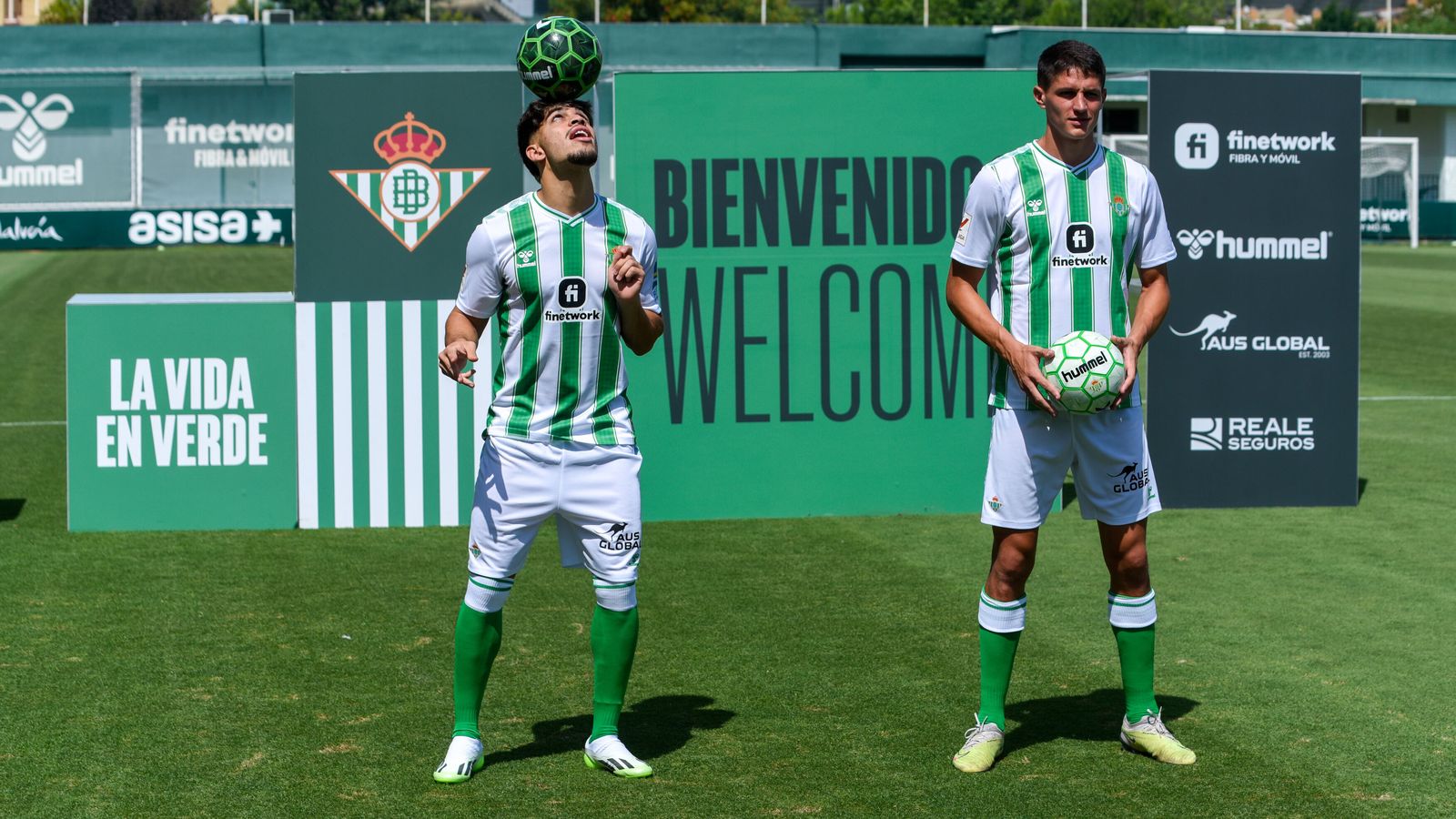 Abde posa junto con Altimira en la ciudad deportiva.