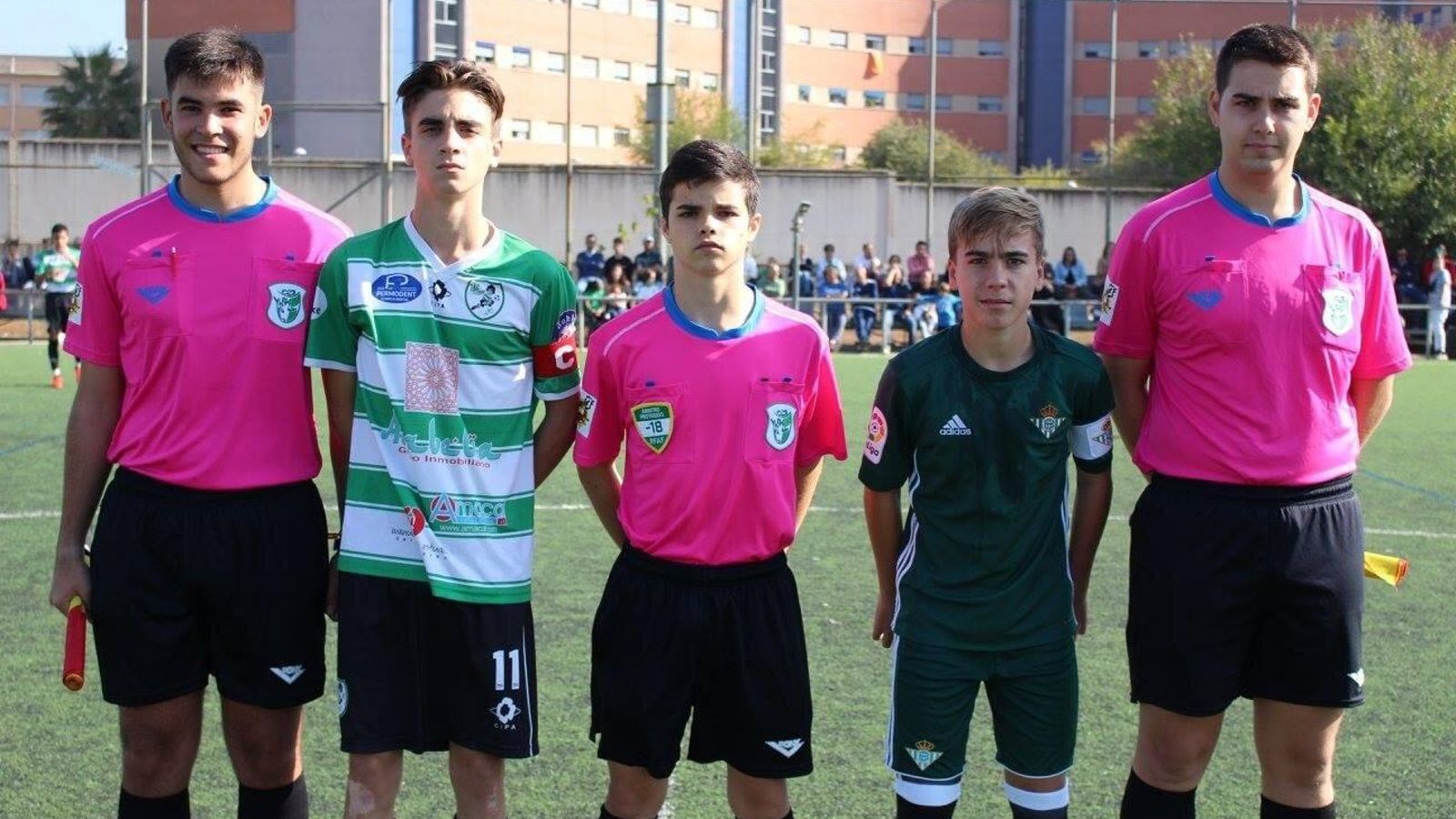 Carlos Roldán, en el centro de la imagen, durante un partido del Juanín y Diego.