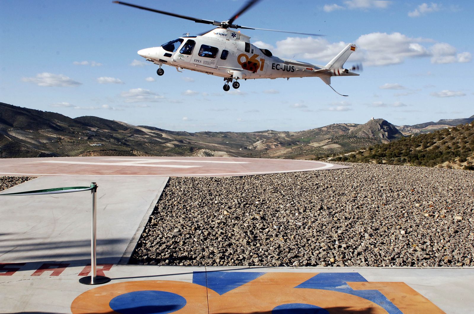 Helicóptero del 061 aterrizando en un helipuerto de Olvera (Cádiz)