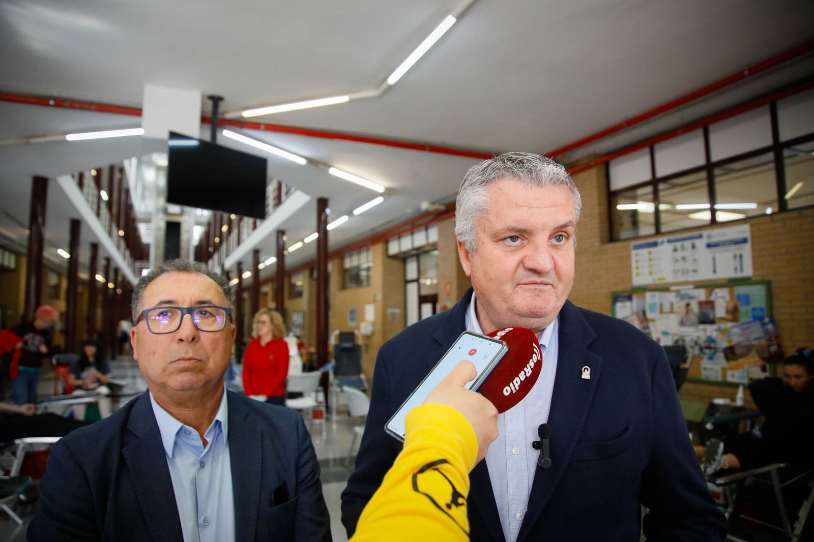 Juan de la Cruz Belmonte y Aref Laarej en la colecta de sangre de la UAL