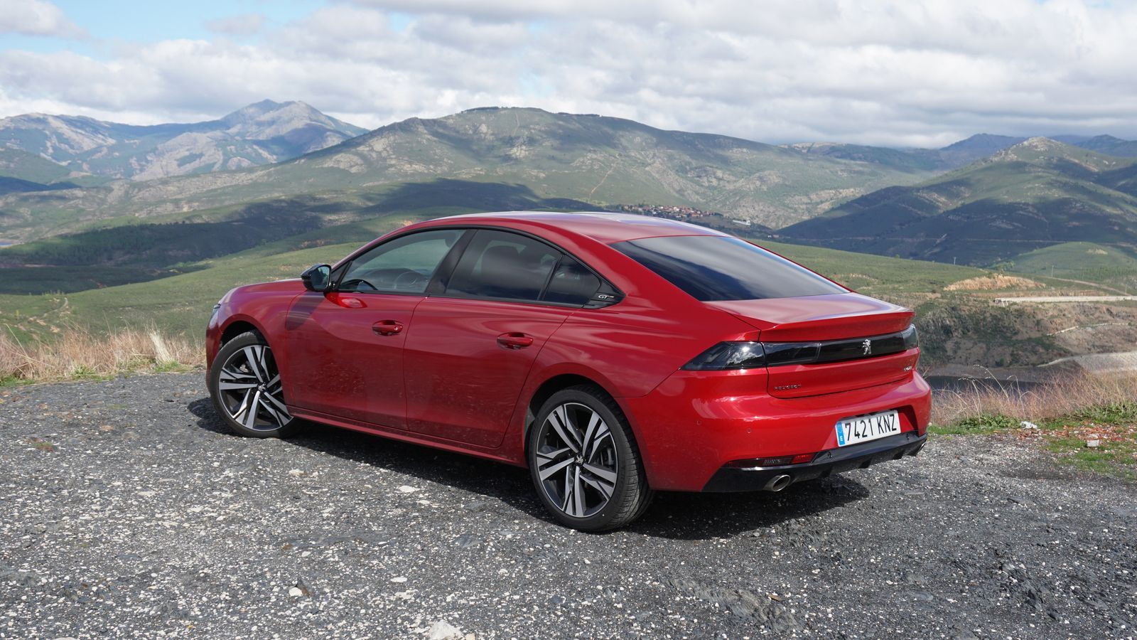 La línea de techo tiene una caída pronunciada.