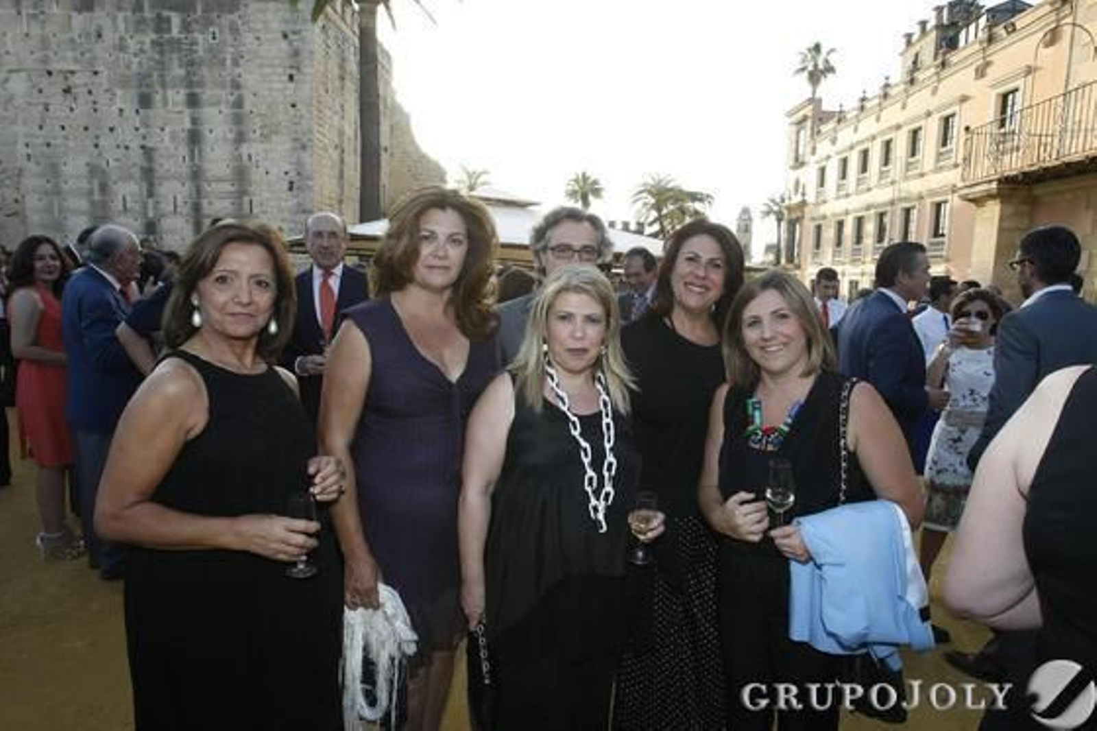 Carmen Frontán, Dolores Barroso, Mamen Sánchez, Juan Carlos Camas, Irene Canca e Irene García.

Foto: Manuel Pascual · Miguel Angel Gonzalez · Manuel Aranda