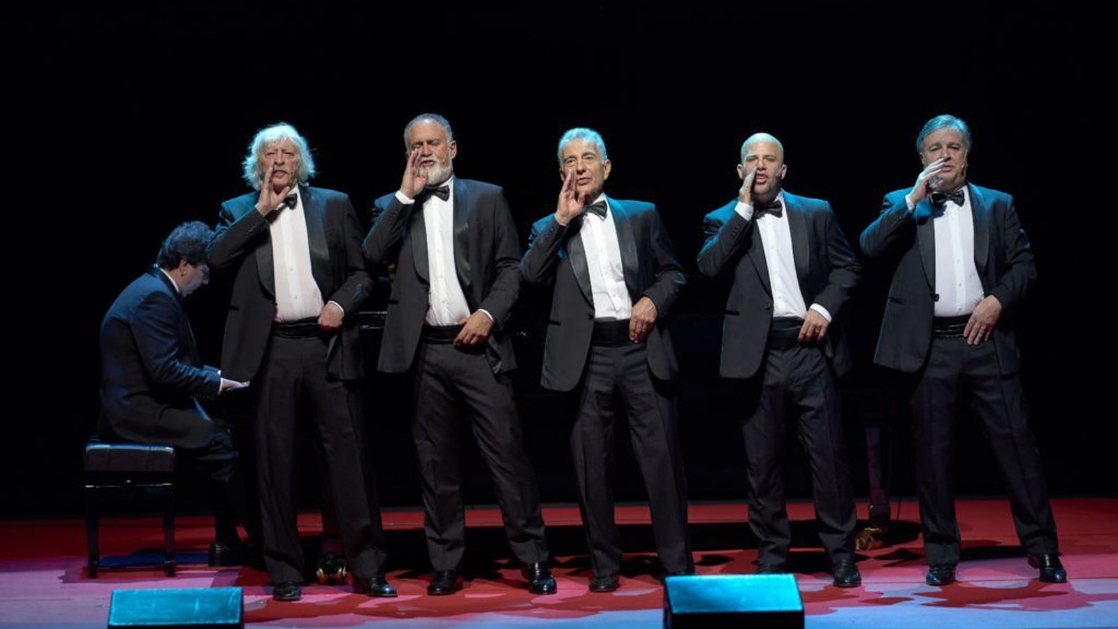 López Puccio, el primero de pie por la izquierda, forma parte de Les Luthiers desde 1969.