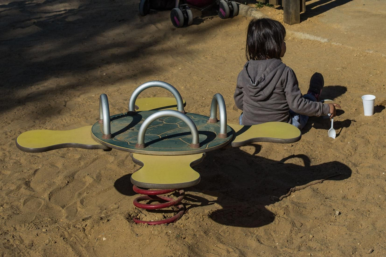 Un menor juega en un parque.