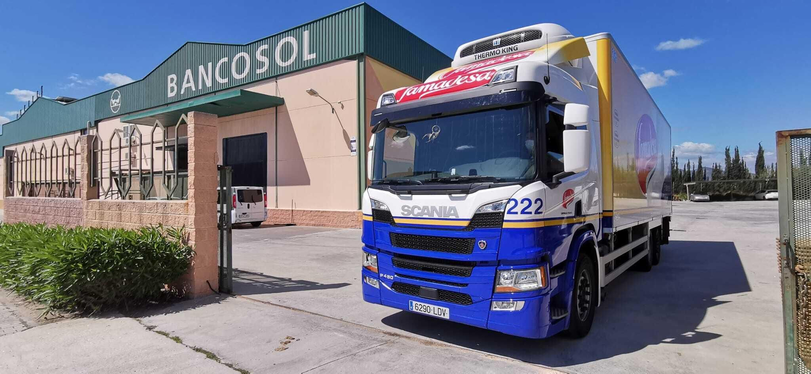 Un camión de Famadesa entrega los productos donados a Bancosol.