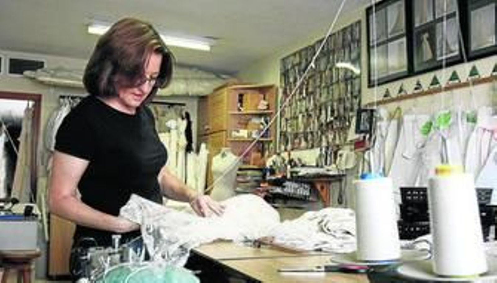 María Ramos González-Serna en su taller de José Laguillo, donde cose y restaura.