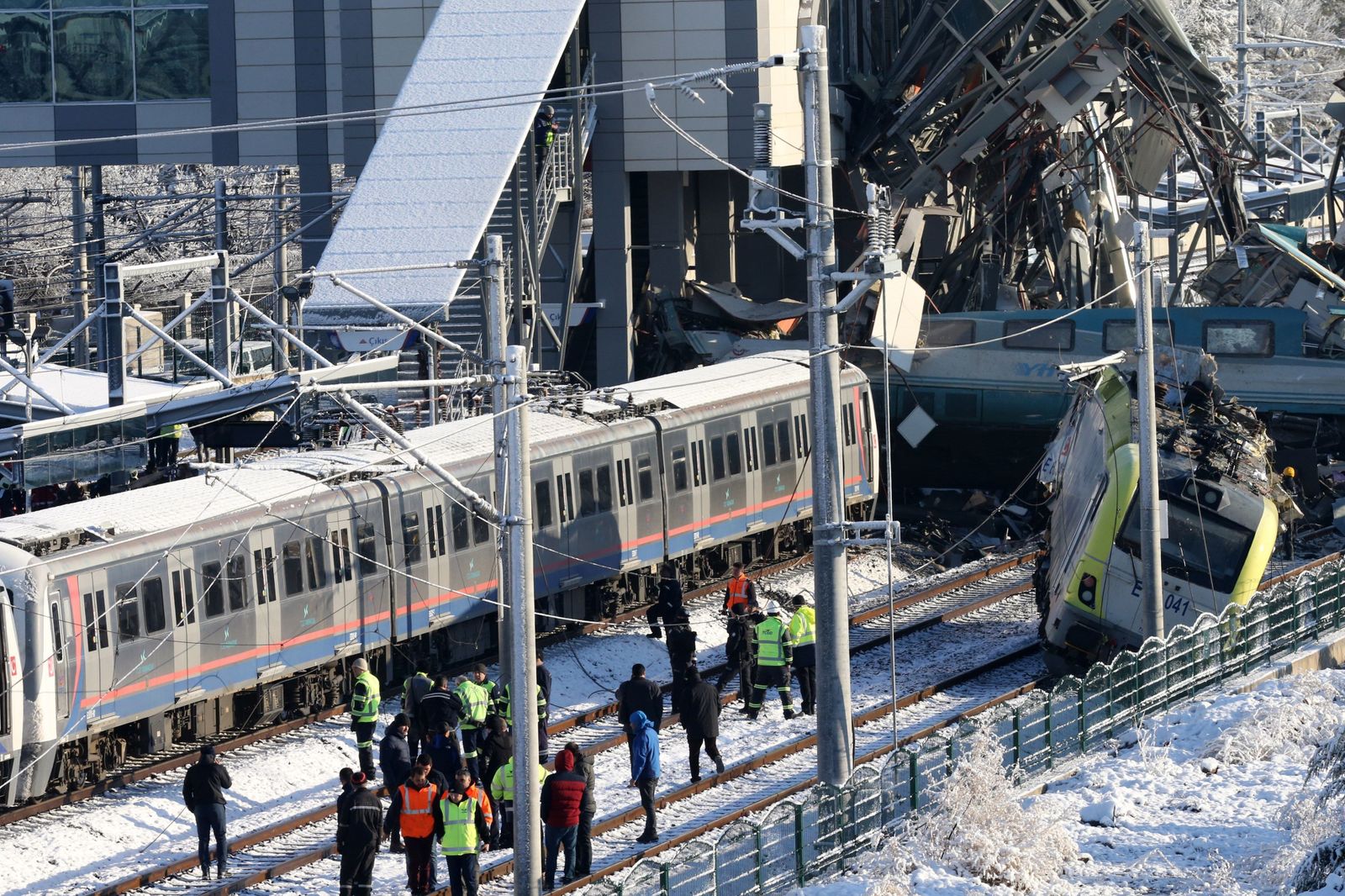 Las imágenes del accidente ferroviario de Ankara