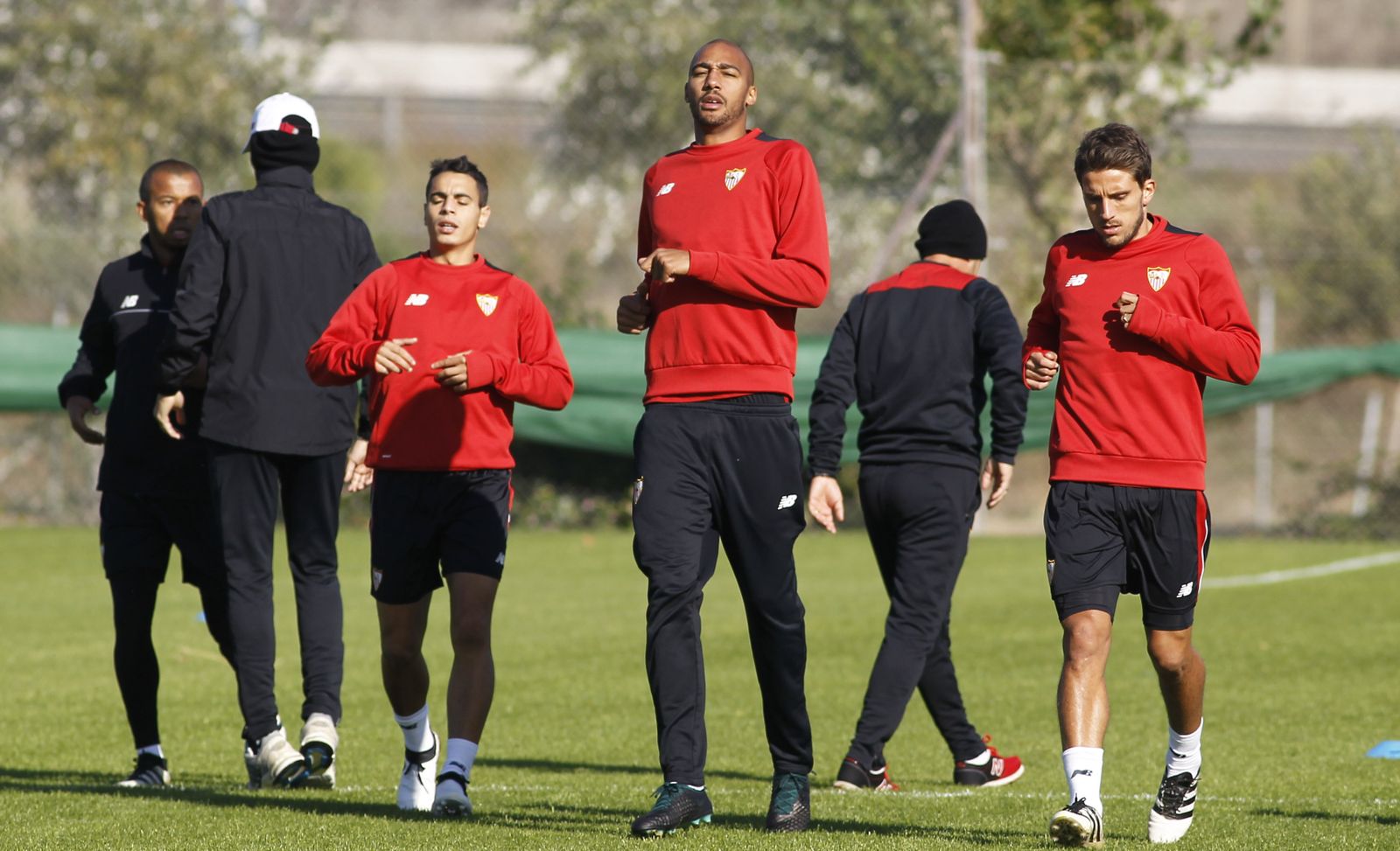 Ben Yedder refrena una carrera junto a N'Zonzi y Carriço.