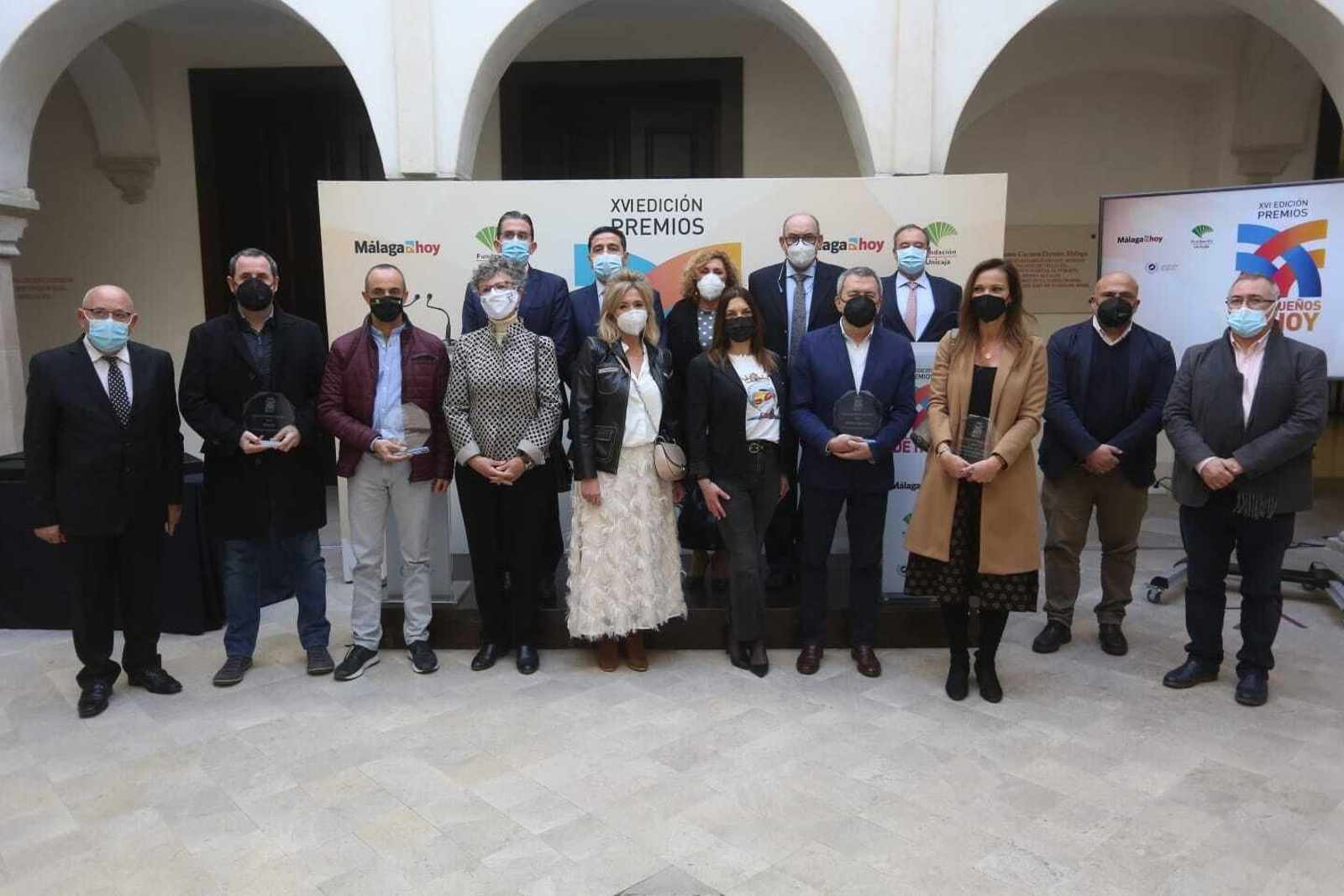 Foto de familia de los premiados y autoridades del galardón Malagueños de Hoy en el Museo Carmen Thyssen.
