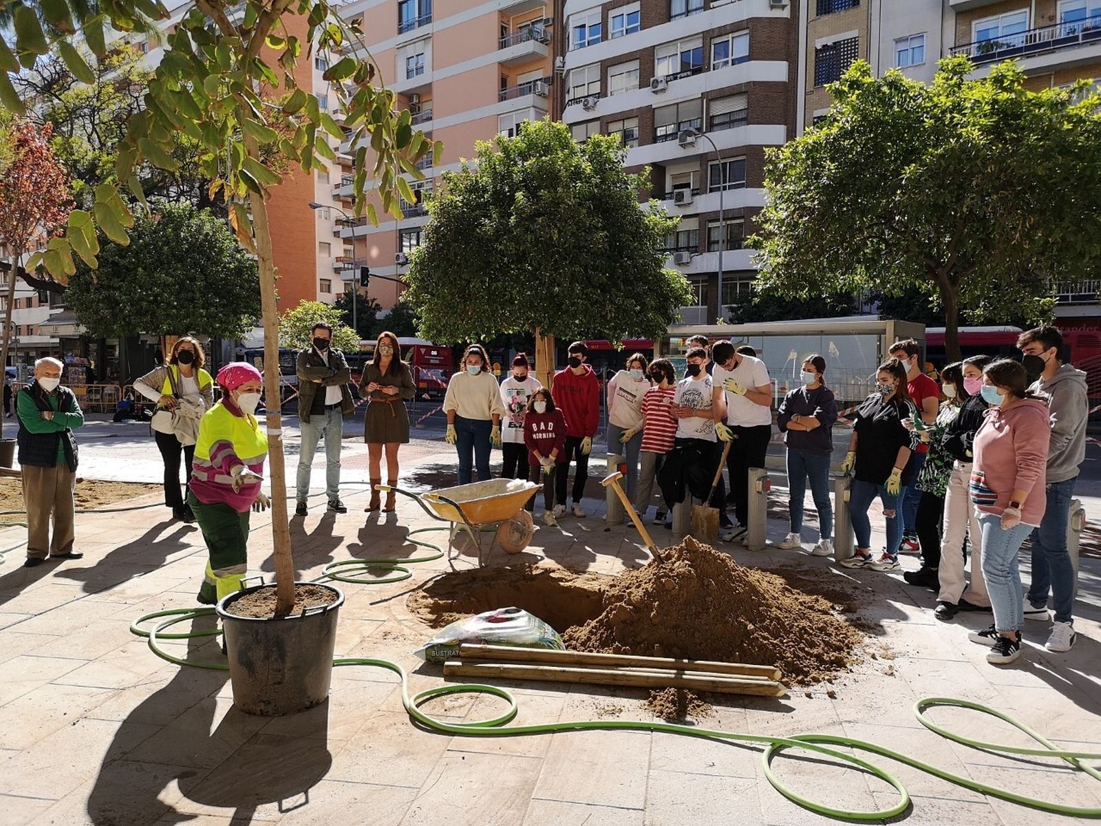 La plantación de los árboles, durante la que técnicos de Parques y Jardines dieron explicaciones a los alumnos del IES Politécnico.