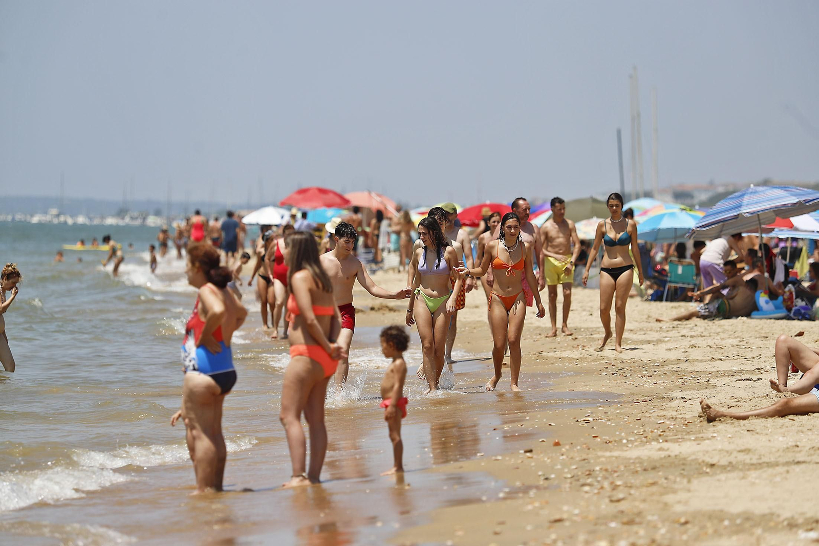 Ambiente en las playas de Huelva en el domingo 2 de julio