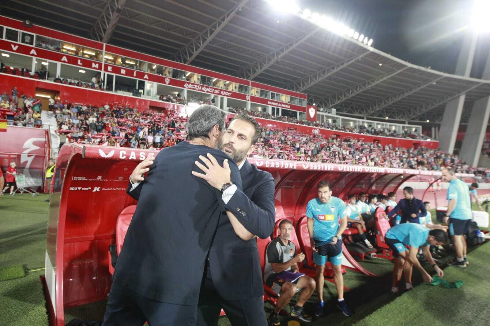 Saludo entre Vicente Moreno y Rubén Baraja antes del comienzo del encuentro.