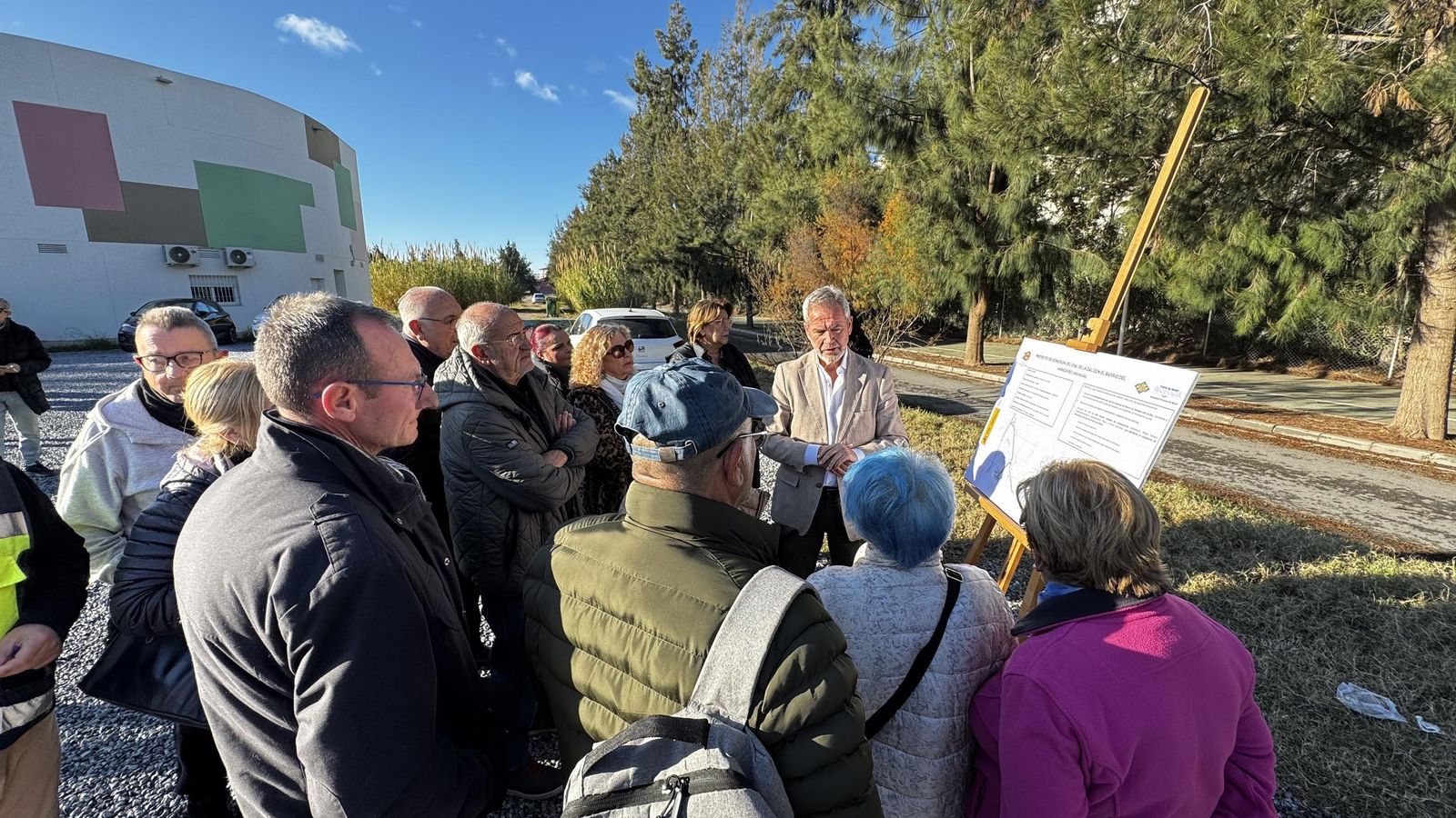 El presidente del puerto explicándole el proyecto a los vecinos