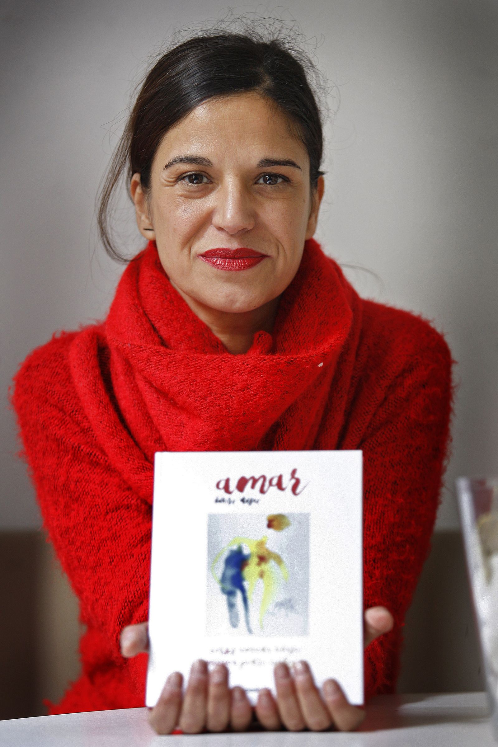 La autora de 'Amar', Amada Blasco, con su obra en la cafetería Fénix.