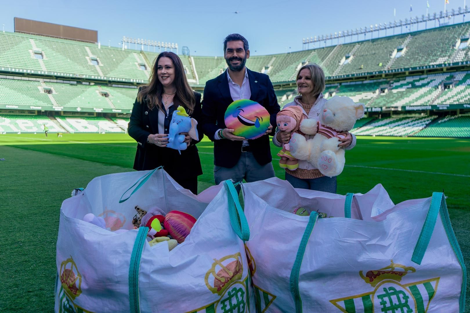 Un momento de la entrega de los juguetes en el estadio Benito Villamarín.