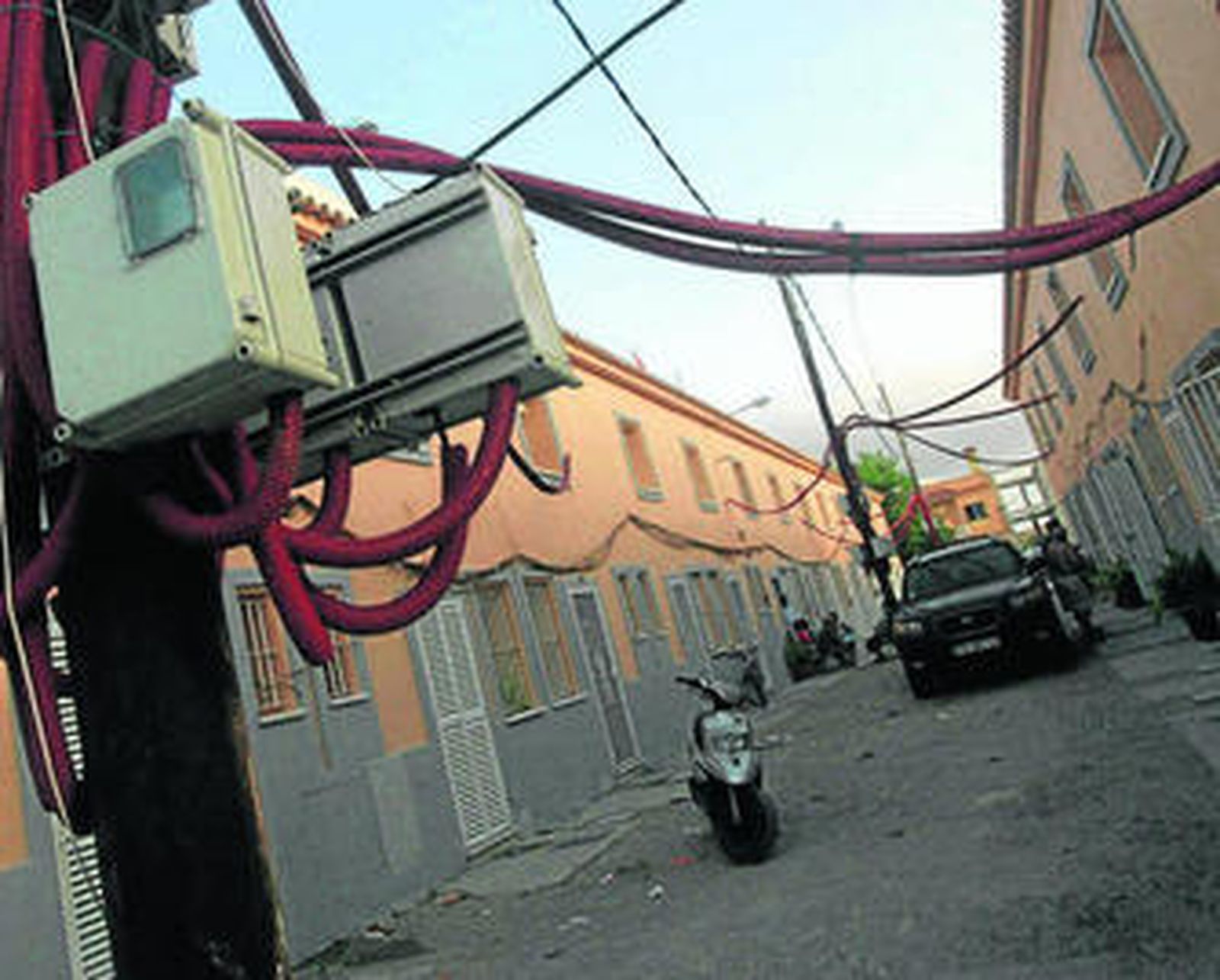 Operarios de Mantenimiento Urbano desmontan el recinto ferial.