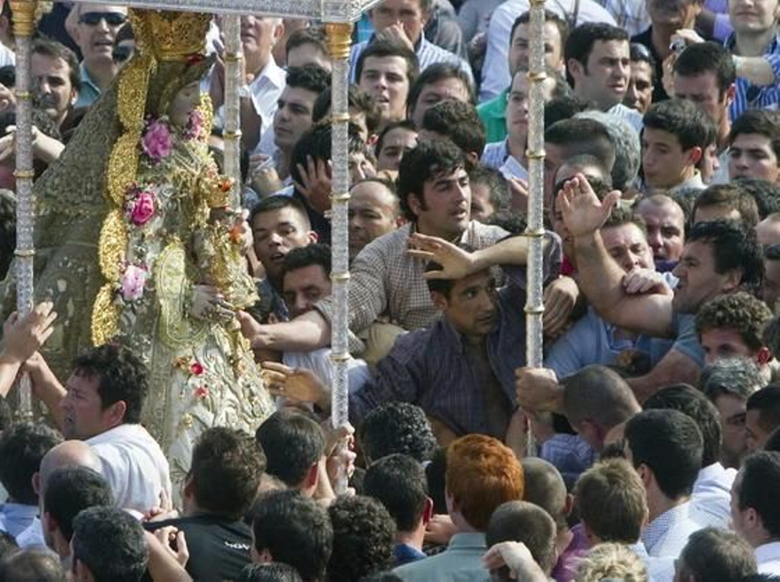 Los almonteños se pelean por acercarse y llevar en andas a su Virgen.

Foto: Julián Pérez (EFE)