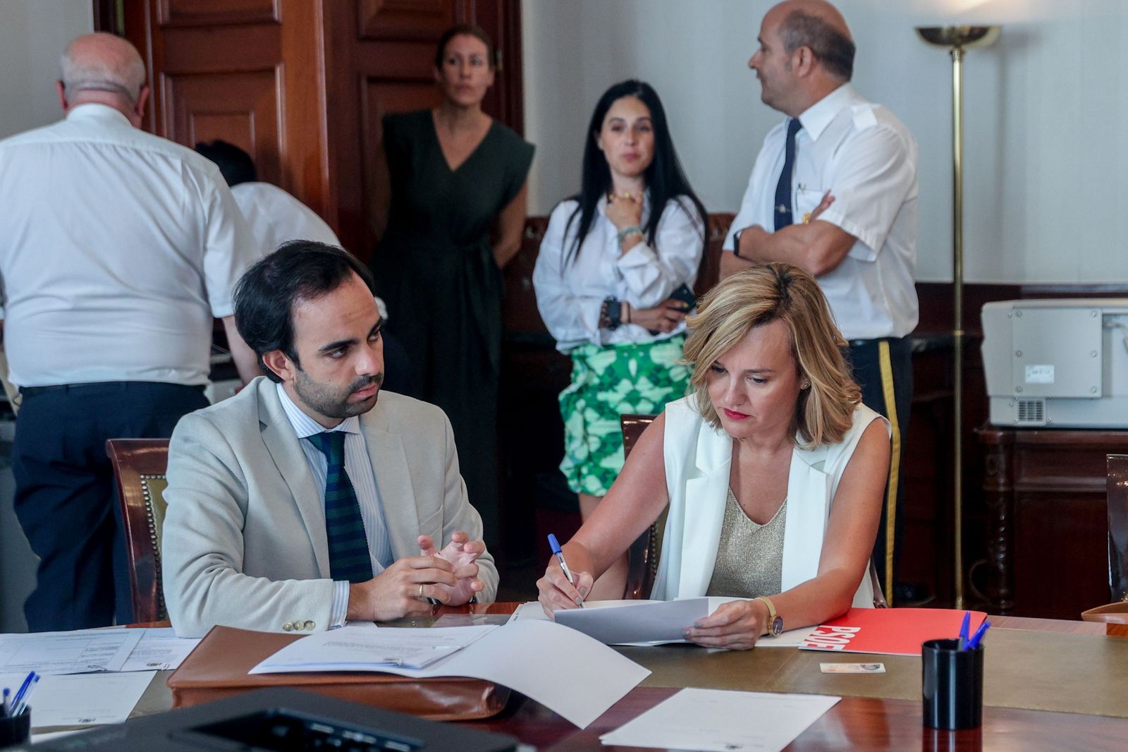 La ministra de Educación en funciones, Pilar Alegría, recoge el acta de diputada.