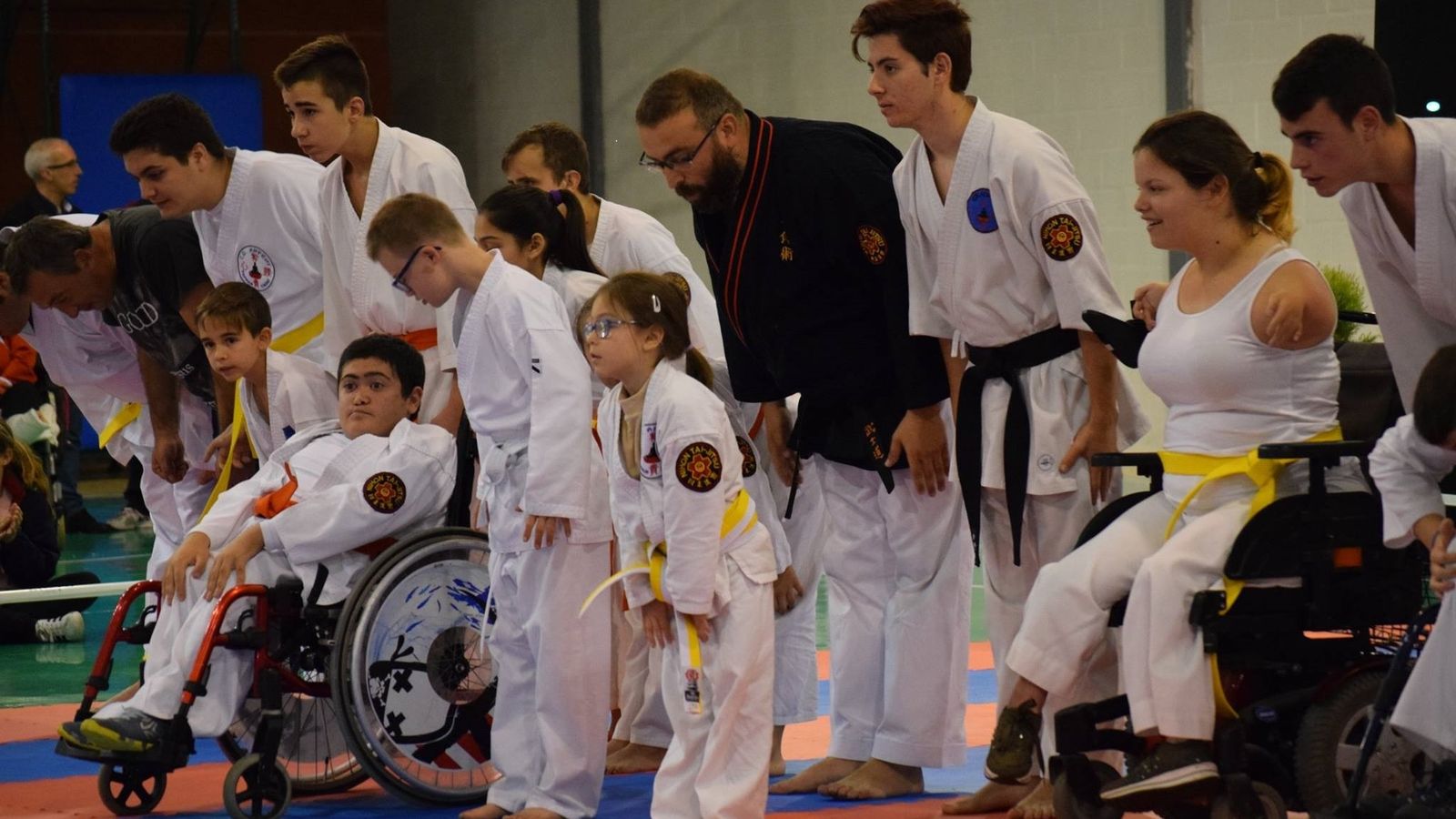 Alumnos del Club Anpehi, durante una prueba deportiva de artes marciales, junto a su maestro.