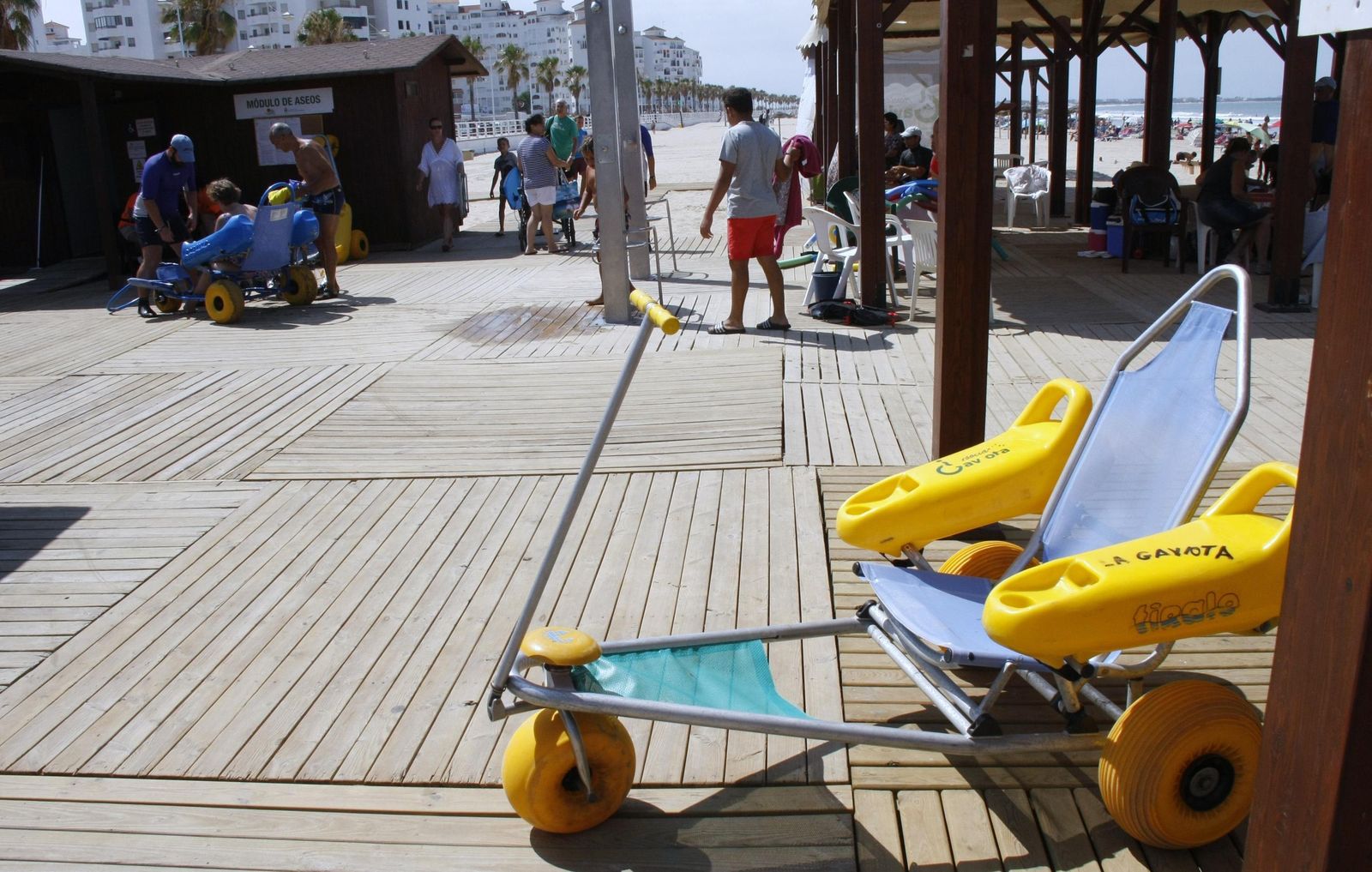 Una imagen de algunos de los medios materiales con los que cuenta el programa, ayer en la playa de Valdelagrana.
