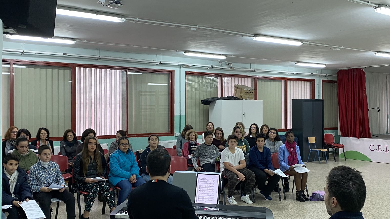 El Coro Meridianos está conformado por niños, de entre 10 y 16 años, del Polígono Sur con altas capacidades para la música.