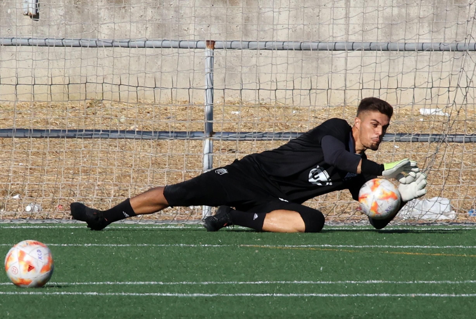César detiene un balón en un entrenamiento con el Xerez CD.