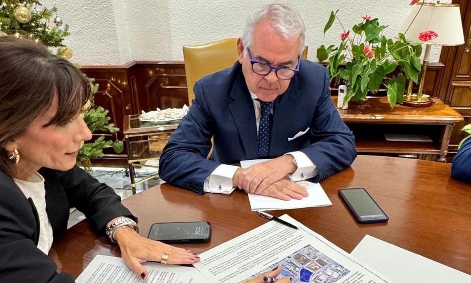 La reunión mantenida entre la alcaldesa, Ana Mata, y el presidente de Colegio Médicos, Pedro Navarro, en una imagen de archivo.