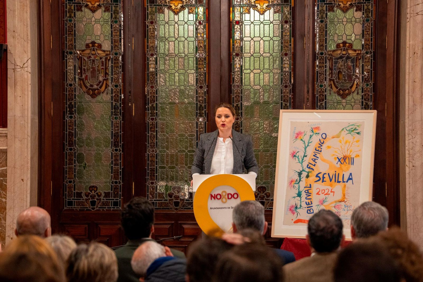 Minerva Salas, junto al cartel que ha diseñado para la próxima Bienal el pintor Miquel Barceló.