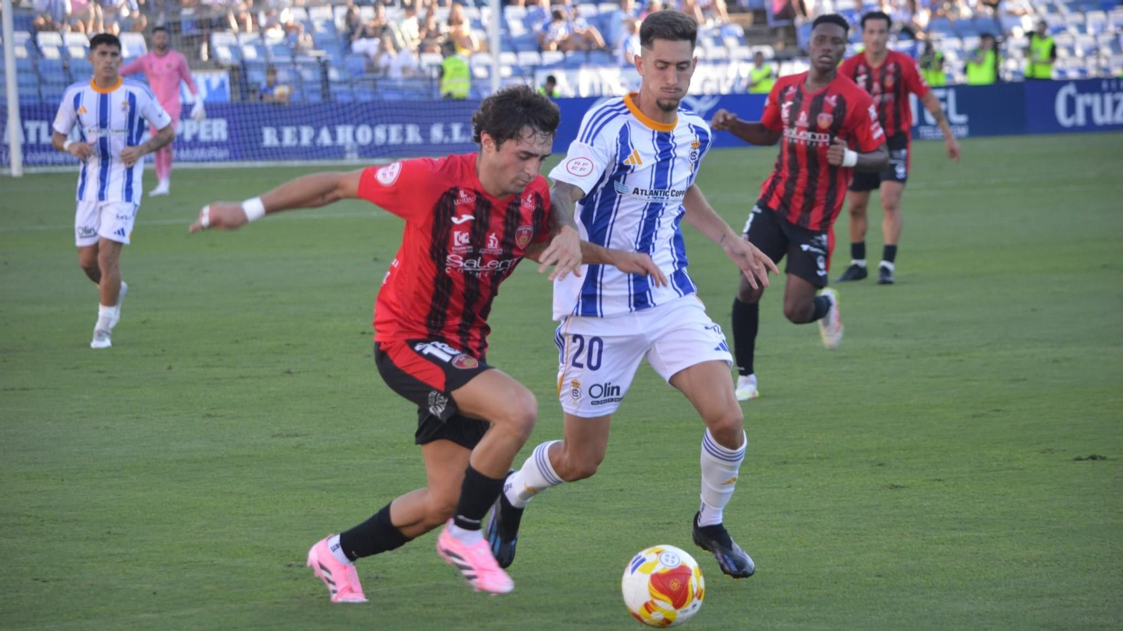 Rafita es presionado por un rival.