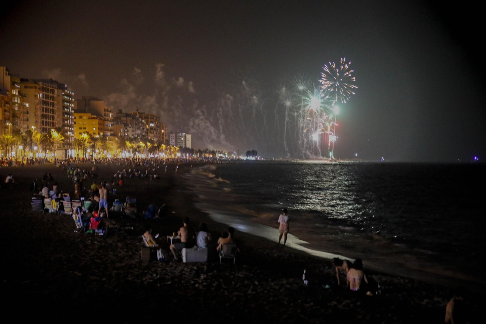 Las mejores imágenes de los fuegos artificiales de la feria de Almeria