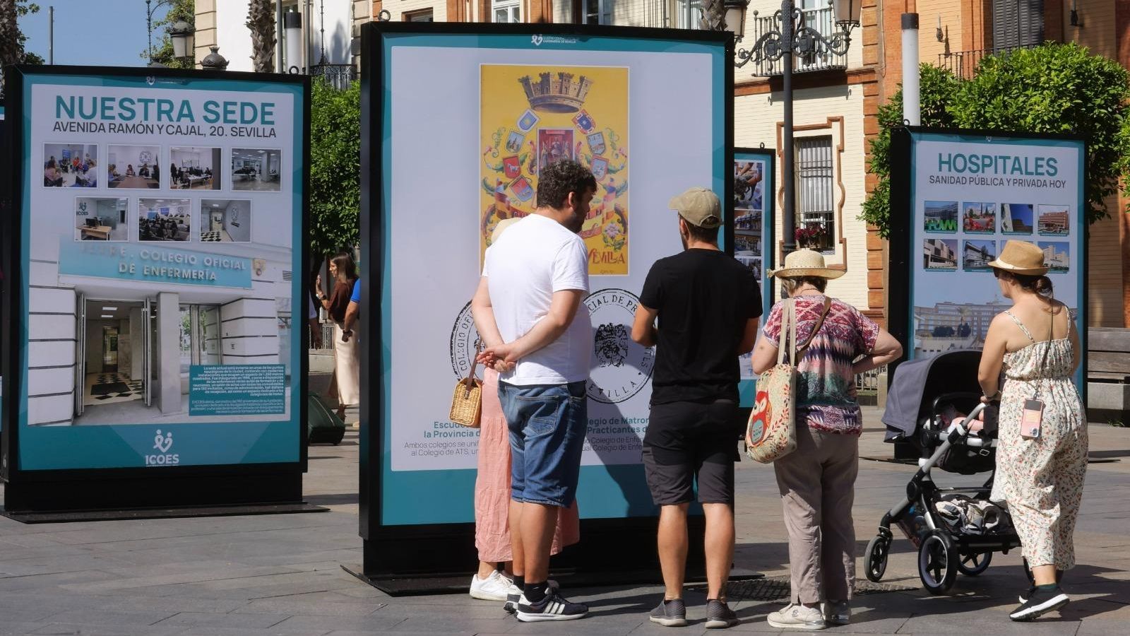 Algunos de los carteles que conforman la exposición del ICOES en la Puerta de Jerez.