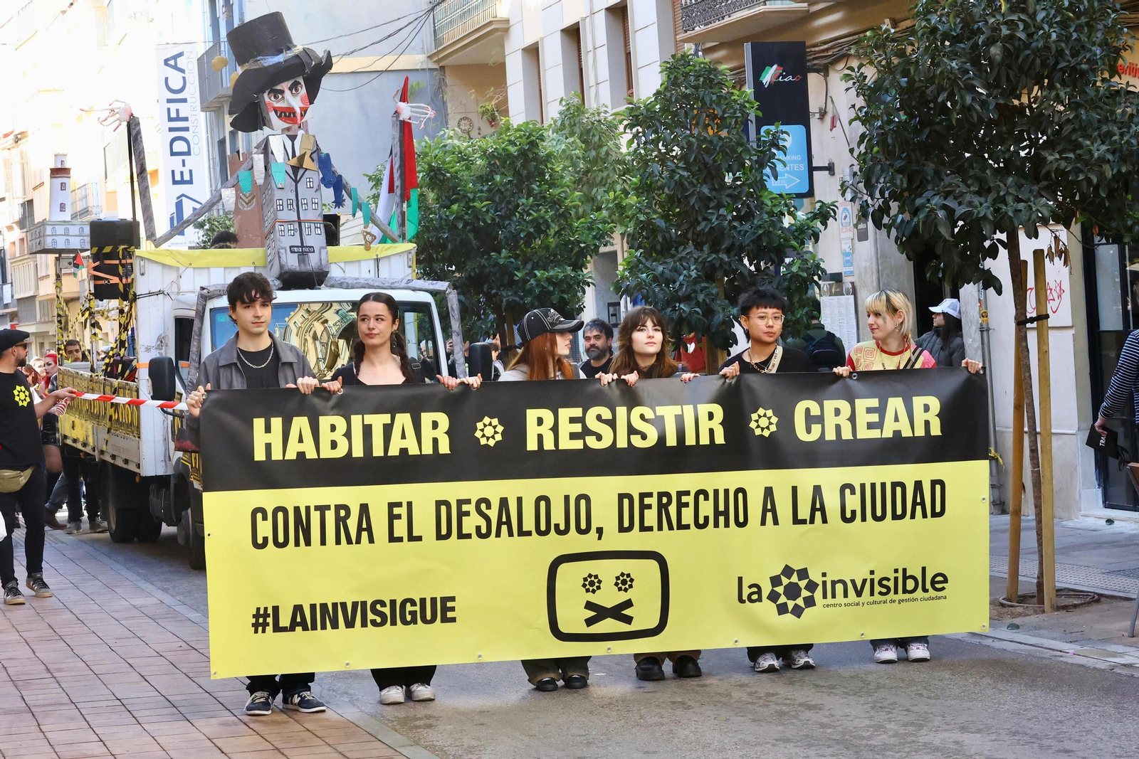 Cientos de personas salen a las calles de Málaga en apoyo a La Invisible, en fotos