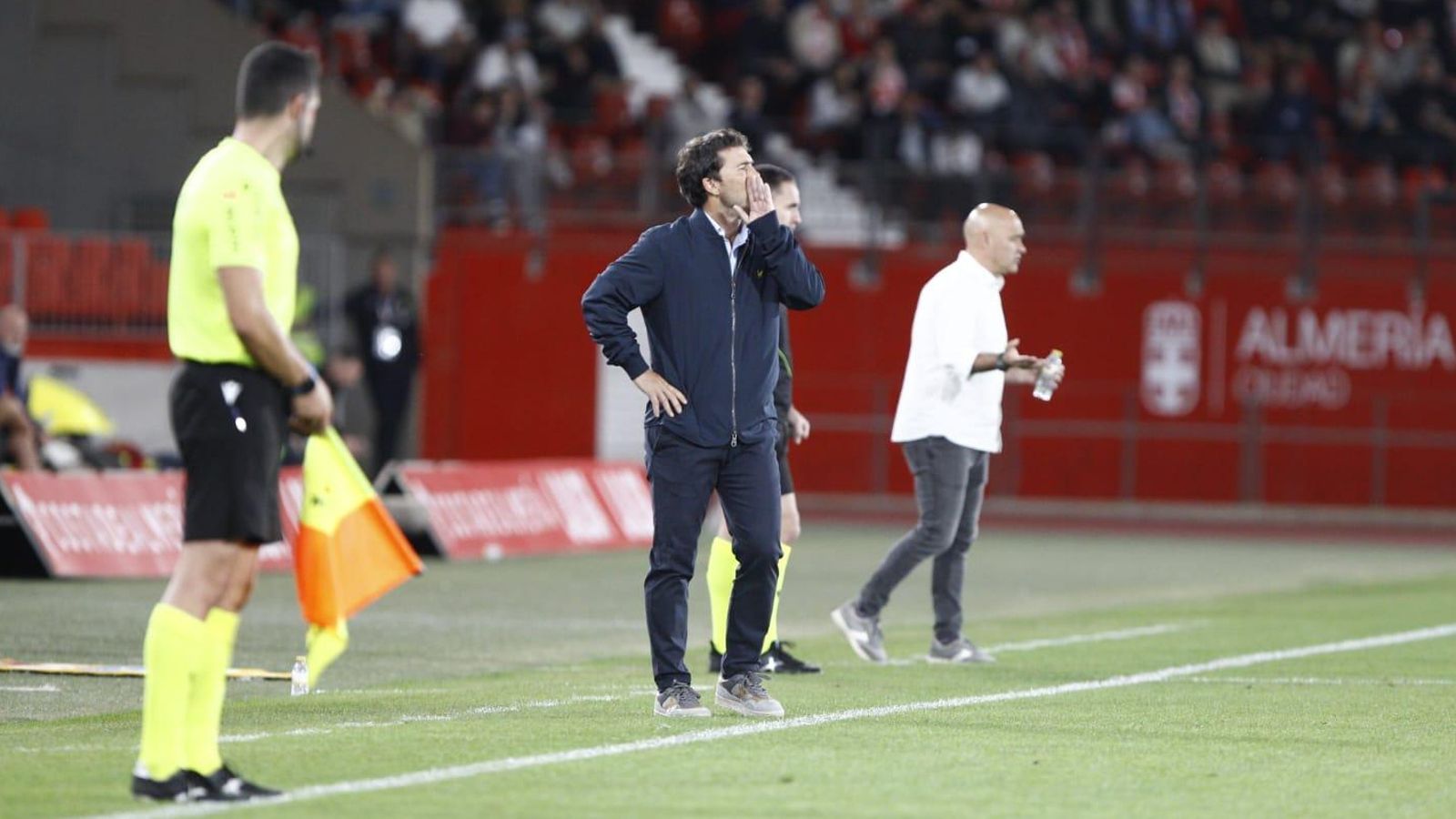 Rubi da indicaciones a sus jugadores en el duelo ante los gallegos.