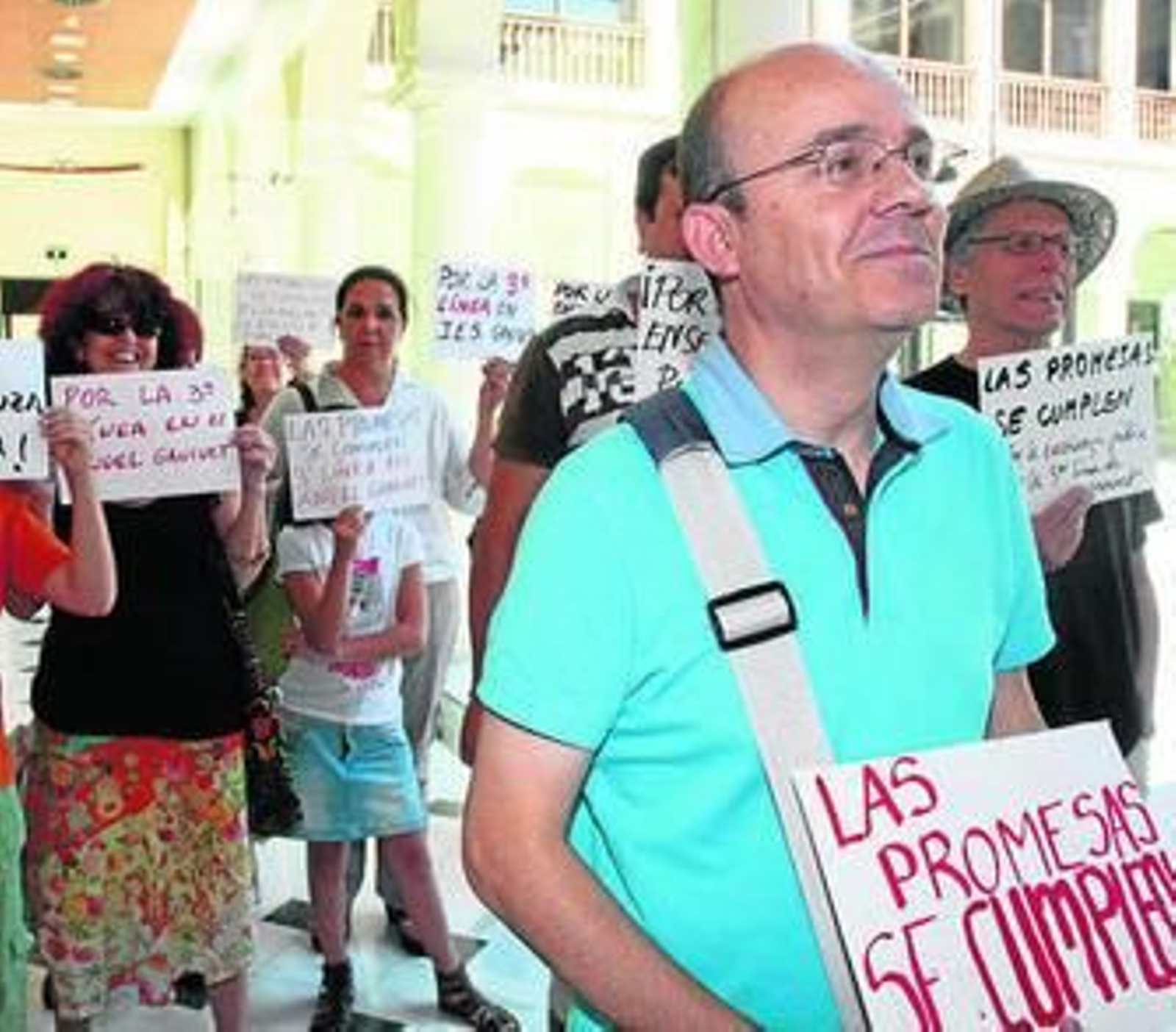 Padres y alumnos pidiendo la tercera línea del Ángel Ganivet