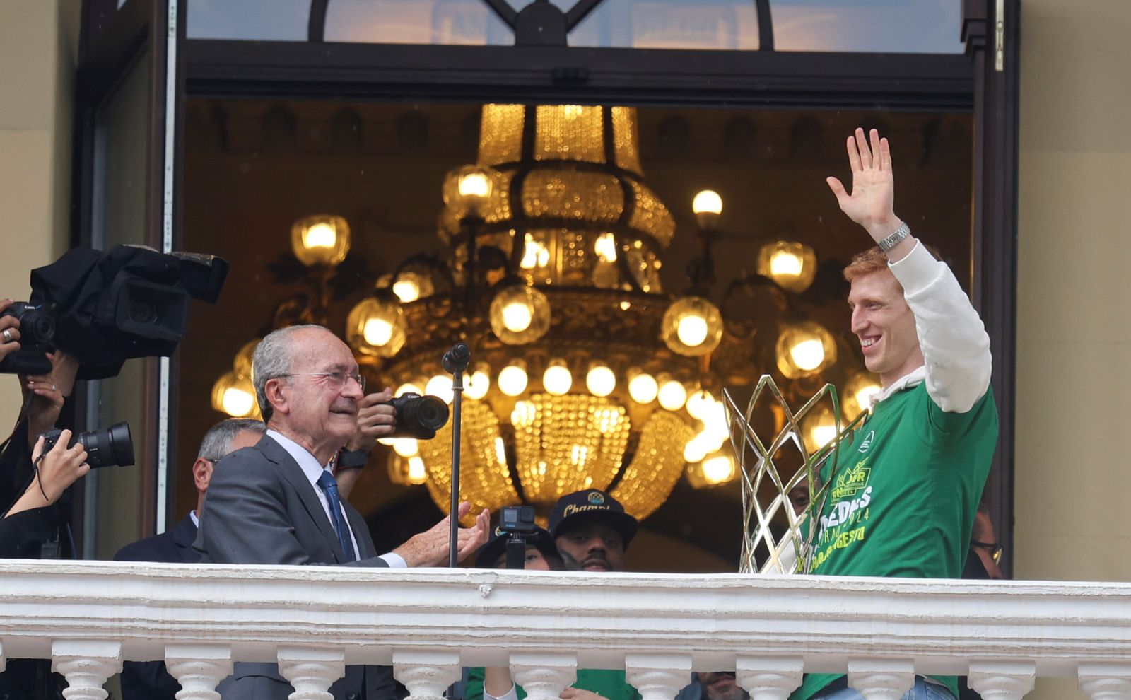 El Unicaja celebra en las calles de Málaga el título de la BCL