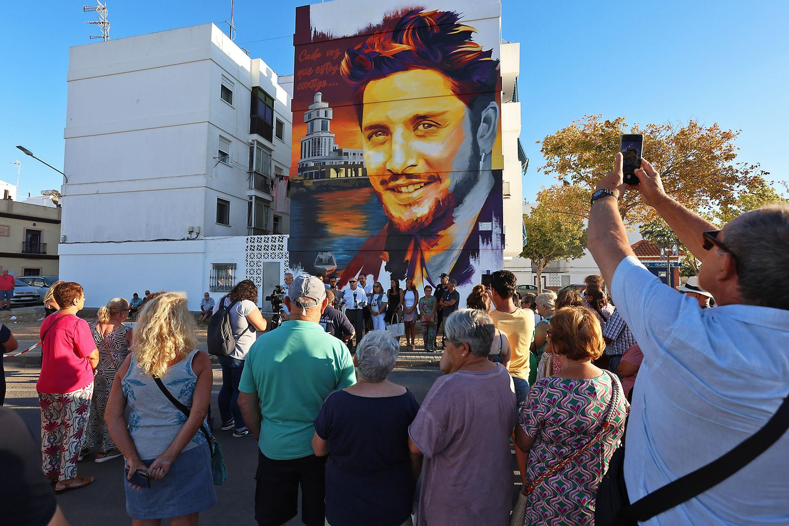 Imágenes de la inauguración del mural homenaje a Manuel Carrasco en Isla Cristina