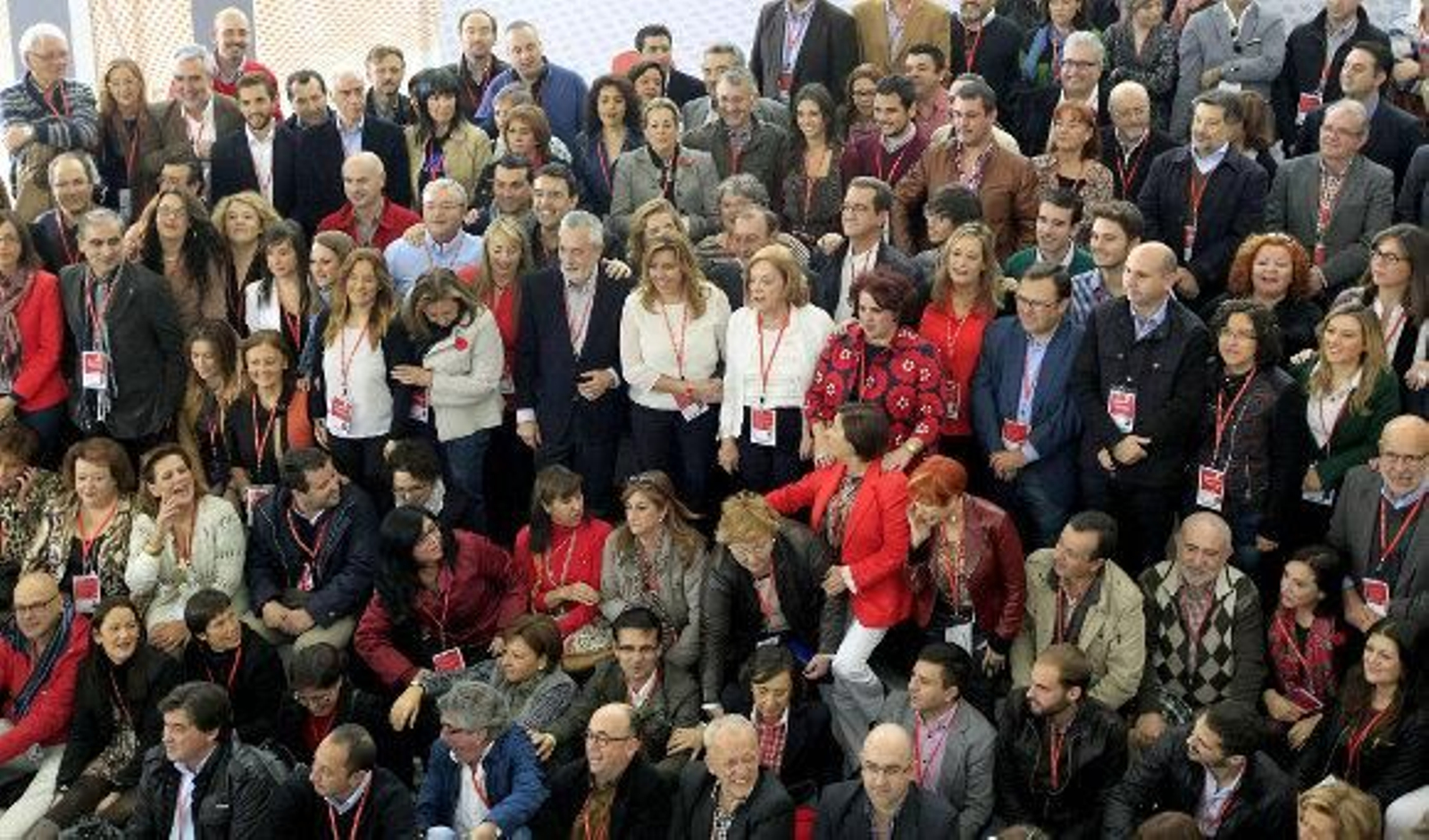 Foto de familia de los socialistas andaluces al son de 'La Internacional'